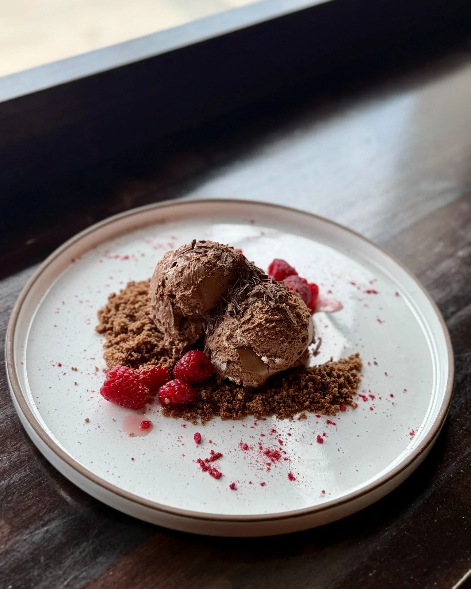 ＰＯＰ－ＵＰ ＳＰＥＣＩＡＬ
𝐆𝐞𝐭 𝐢𝐭 𝐰𝐡𝐢𝐥𝐞 𝐢𝐭 𝐥𝐚𝐬𝐭𝐬, 𝐢𝐭 𝐰𝐨𝐧𝐭 𝐛𝐞 𝐚𝐯𝐚𝐢𝐥𝐚𝐛𝐥𝐞 𝐥𝐨𝐧𝐠!
𝘾𝙝𝙤𝙘𝙤𝙡𝙖𝙩𝙚 𝙈𝙤𝙪𝙨𝙨𝙚 - 𝘴𝘦𝘳𝘷𝘦𝘥 𝘰𝘯 𝘤𝘰𝘤𝘰𝘢 𝘤𝘳𝘶𝘮𝘣𝘭𝘦 𝘸𝘪𝘵𝘩 𝘤𝘩𝘢𝘮𝘣𝘰𝘳𝘥 𝘮𝘢𝘤𝘦𝘳𝘢𝘵𝘦𝘥 𝘳𝘢𝘴𝘱𝘣𝘦𝘳𝘳𝘪𝘦𝘴 ?