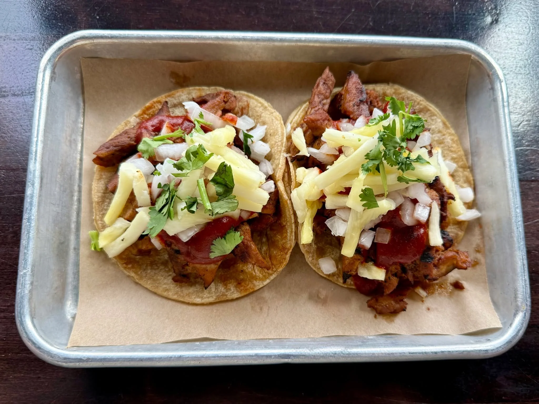 🔥𝔫𝔢𝔴 𝔰𝔭𝔢𝔠𝔦𝔞𝔩𝔰🔥
GRILLED PASTOR TACO- marinated pork, smoked chili sauce, topped with onion, pineapple and cilantro
CALAMARI SALAD- romaine lettuce, fried calamari, cowboy caviar, pickled red onions, fried jalapenos, lime vin