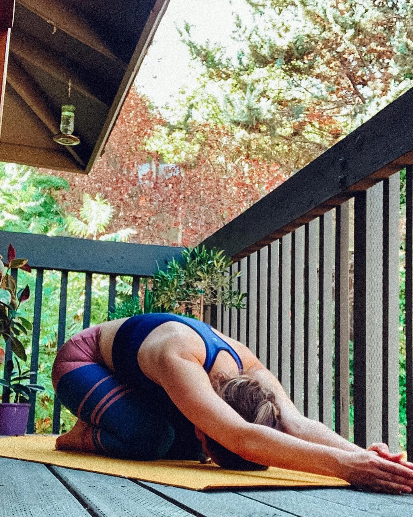 End of a WEEK has me like ... 🙏🏼😴 

#balasana #childspose #ultimaterest #weekendreset #tgif