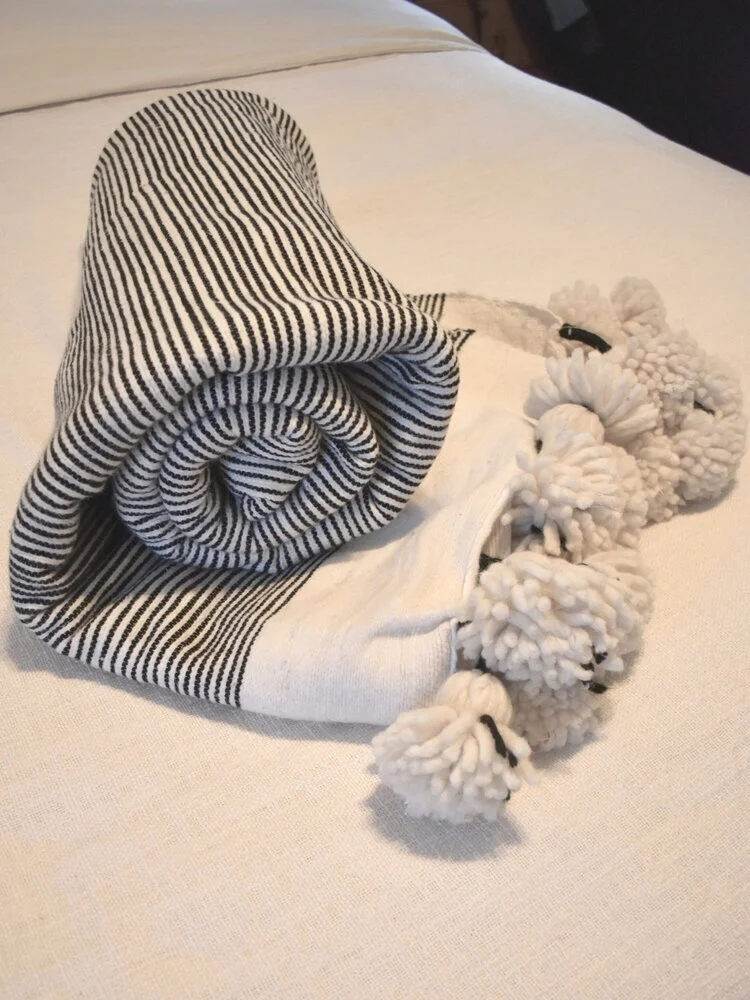 Pom Pom Bedspread 003