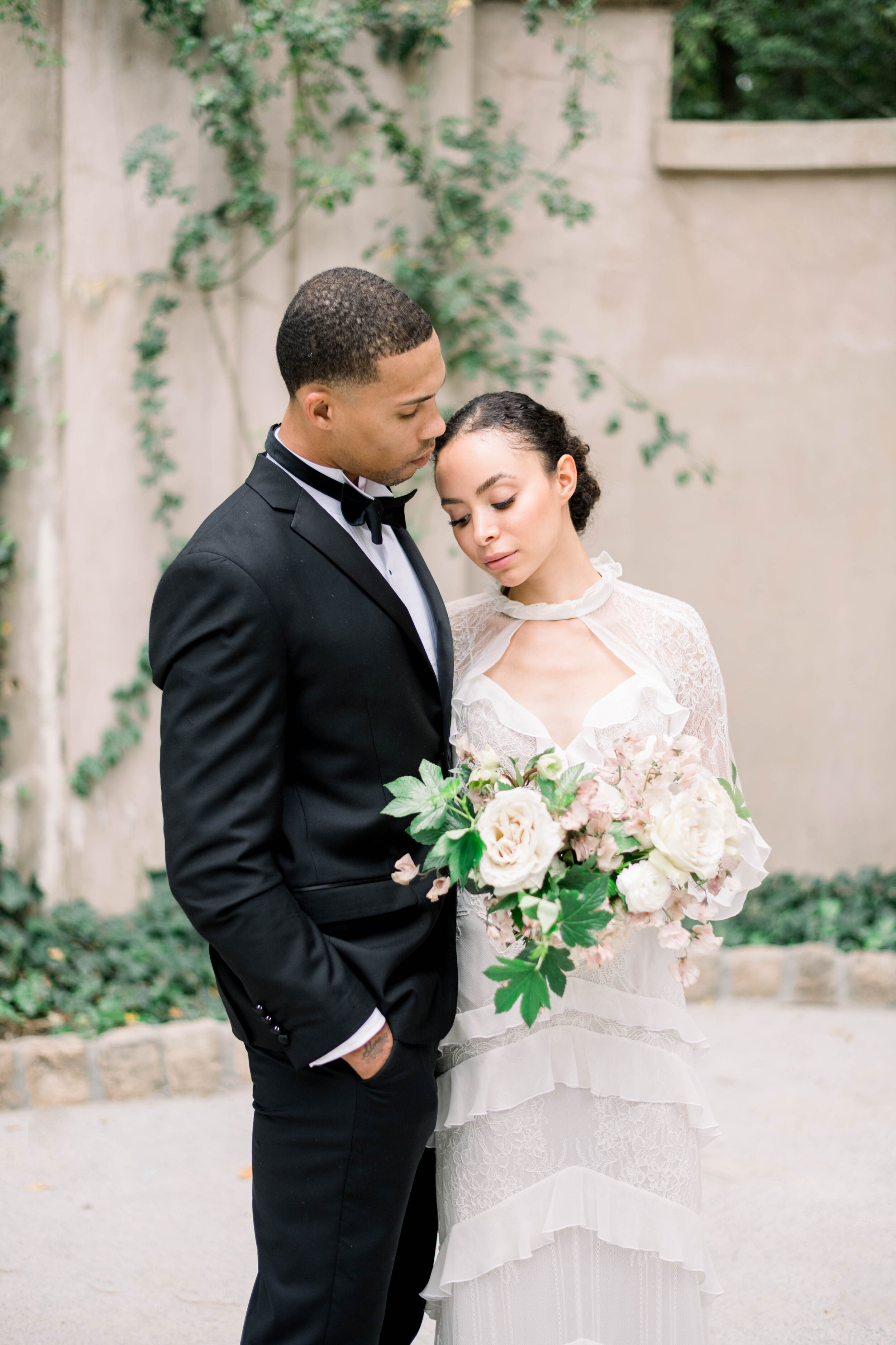 Fine art monochrome wedding with modern touches at the Swan House in Atlanta, Georgia by Liz Andolina