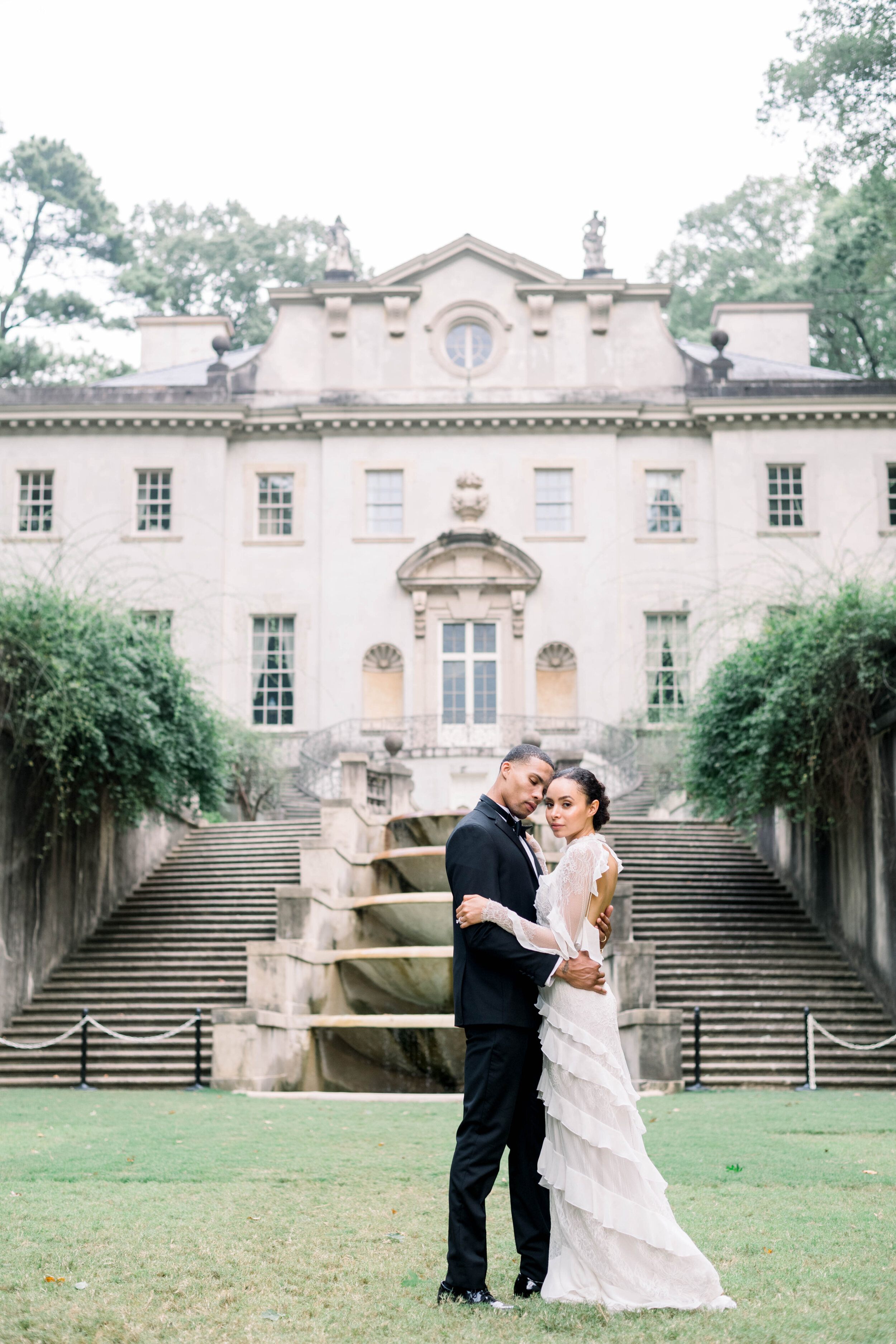 Fine art monochrome wedding with modern touches at the Swan House in Atlanta, Georgia by Liz Andolina