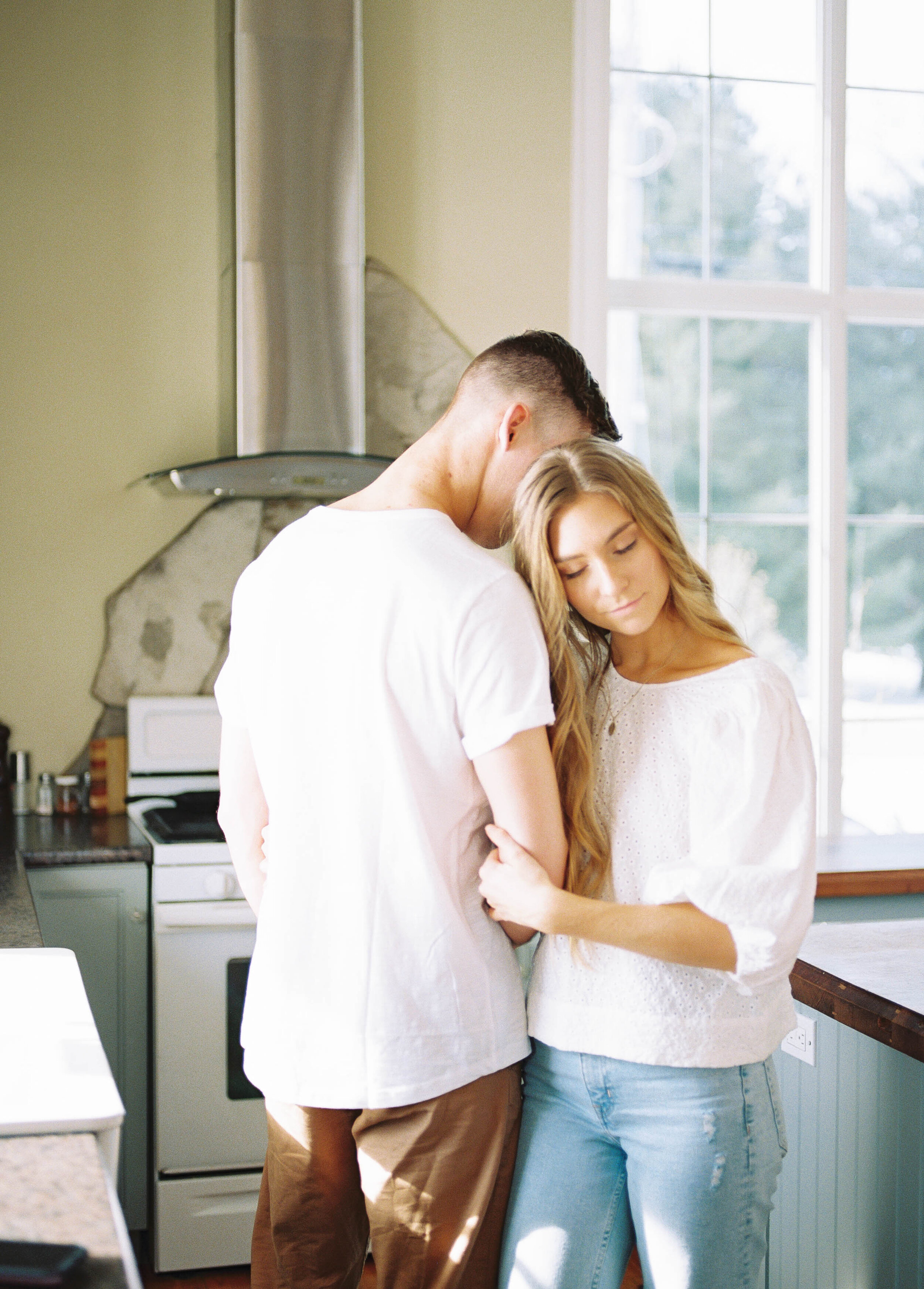 Lifestyle couple session in beautiful airy kitchen at Woodland Weddings