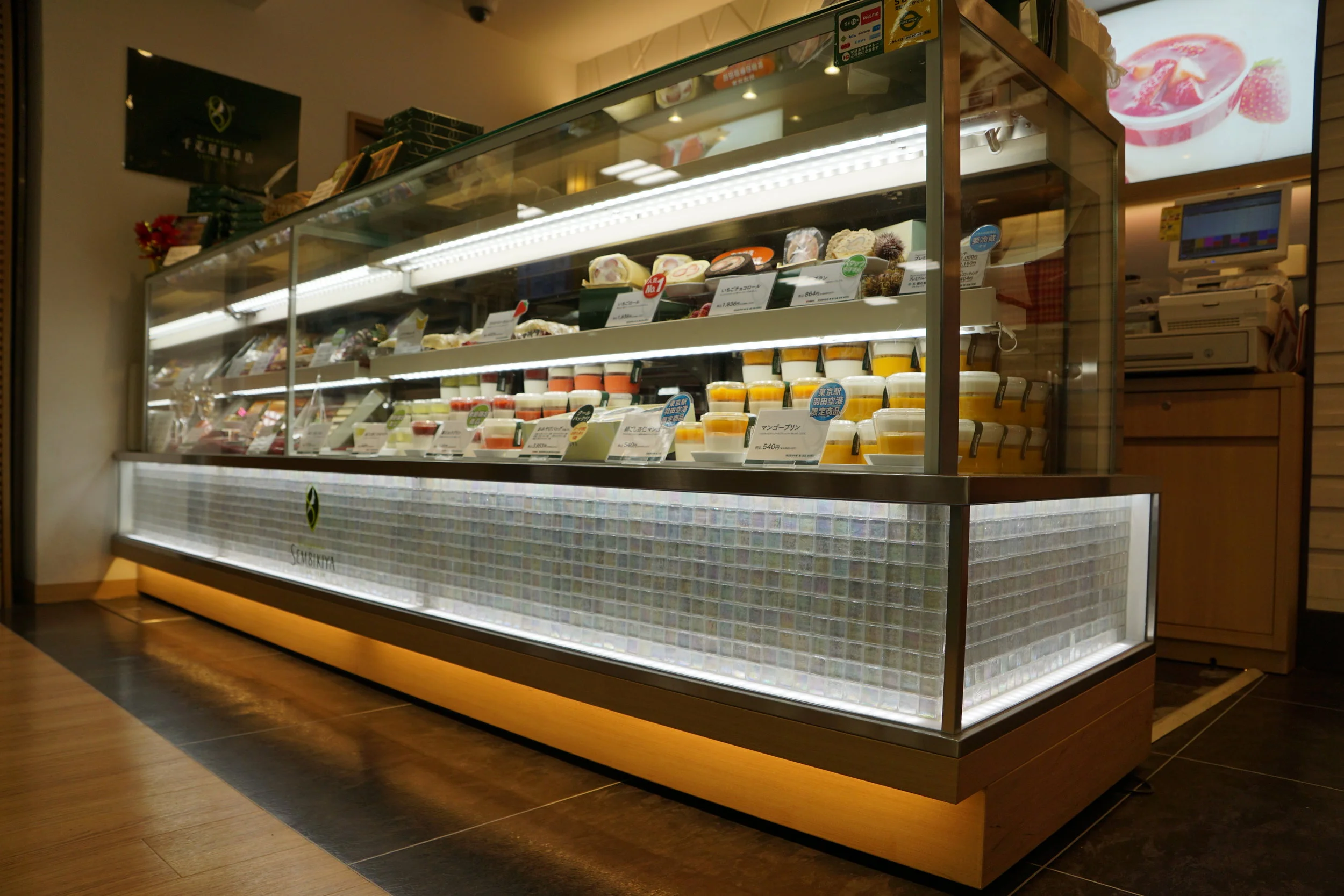 千疋屋総本店 東京駅銘品館南口店 Informal Design
