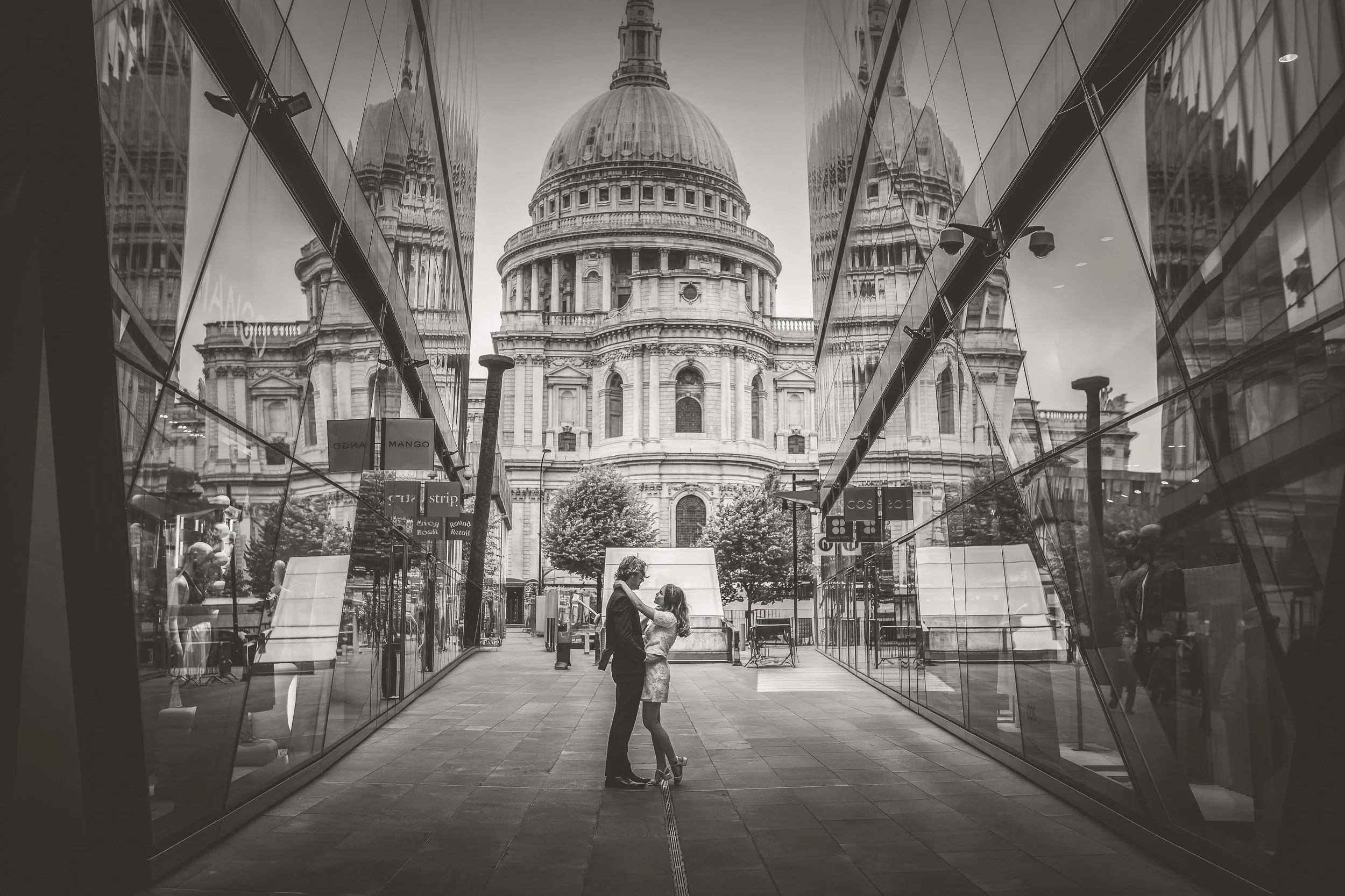 bride and groom outside St Pauls Cathedral in the one new change shopping centre