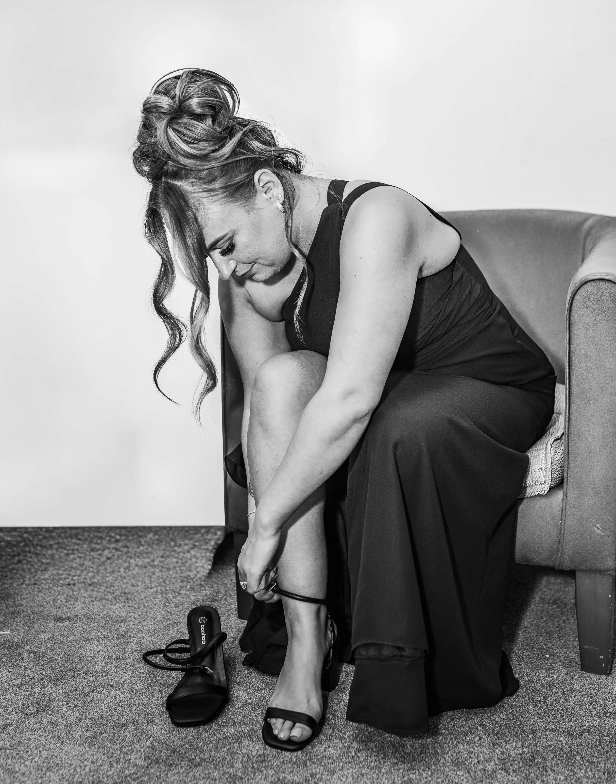 bridesmaid putting on her shoe