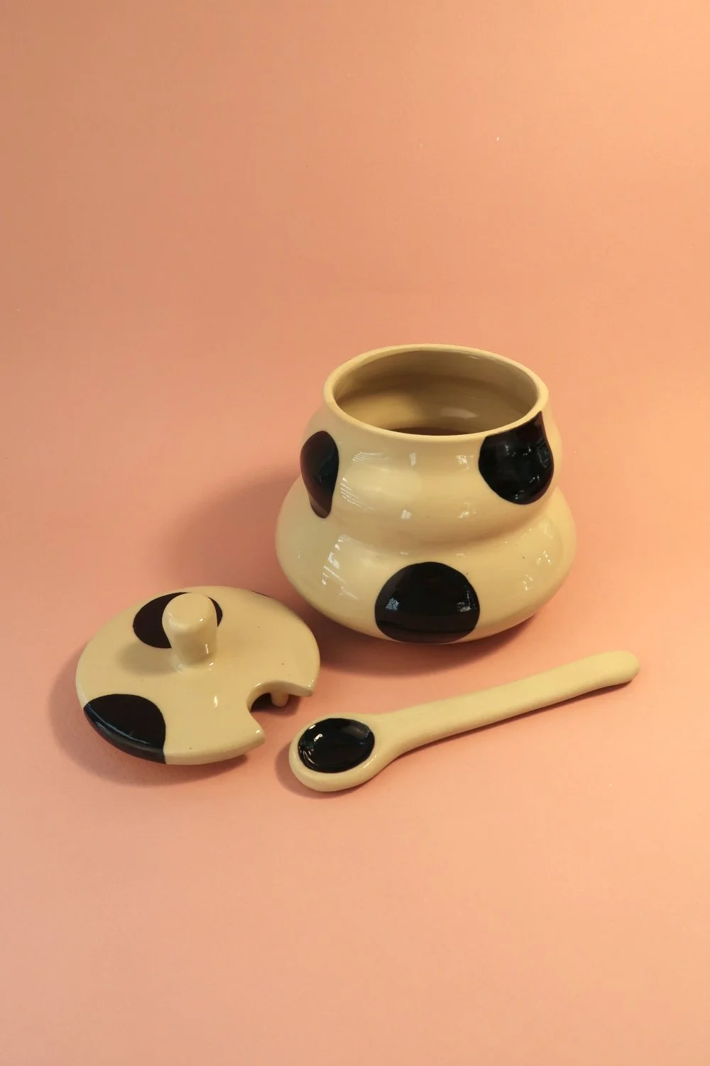 Große Dose mit Löffel