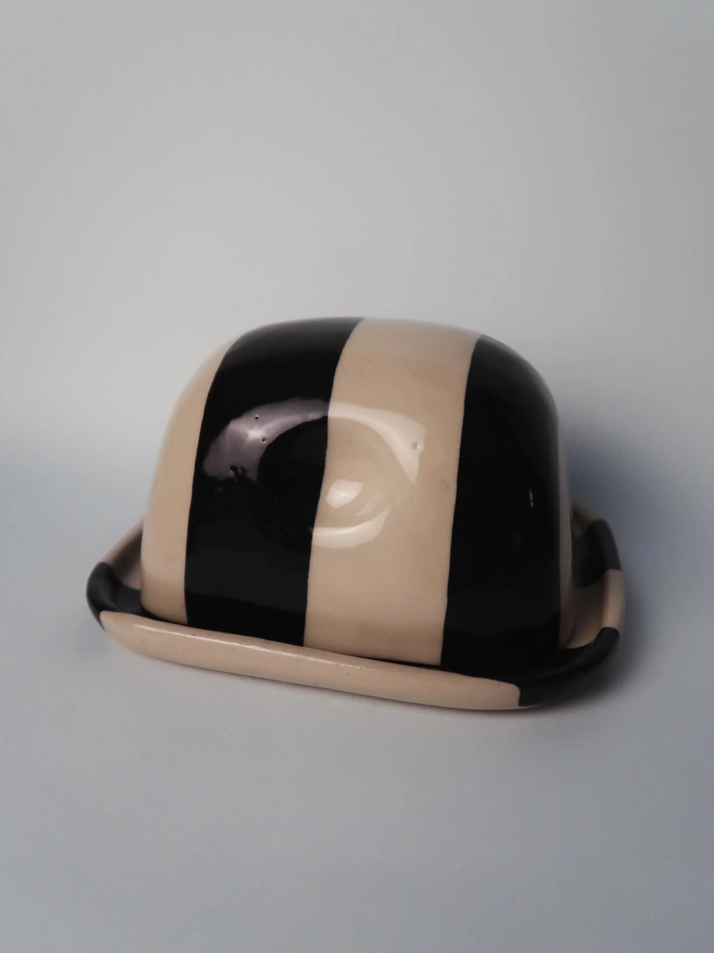 Ich denke mit diesen Butterdosen auf dem Tisch kann man gar nichts falsch machen. Sie lassen sich so sch&ouml;n greifen und sehen aus!!! 😮&zwj;💨❤️&zwj;🔥
Erh&auml;ltlich auf www.salkeramik.com 🧈
Happy Monday!

#modernpottery #handbuiltceramics #t&