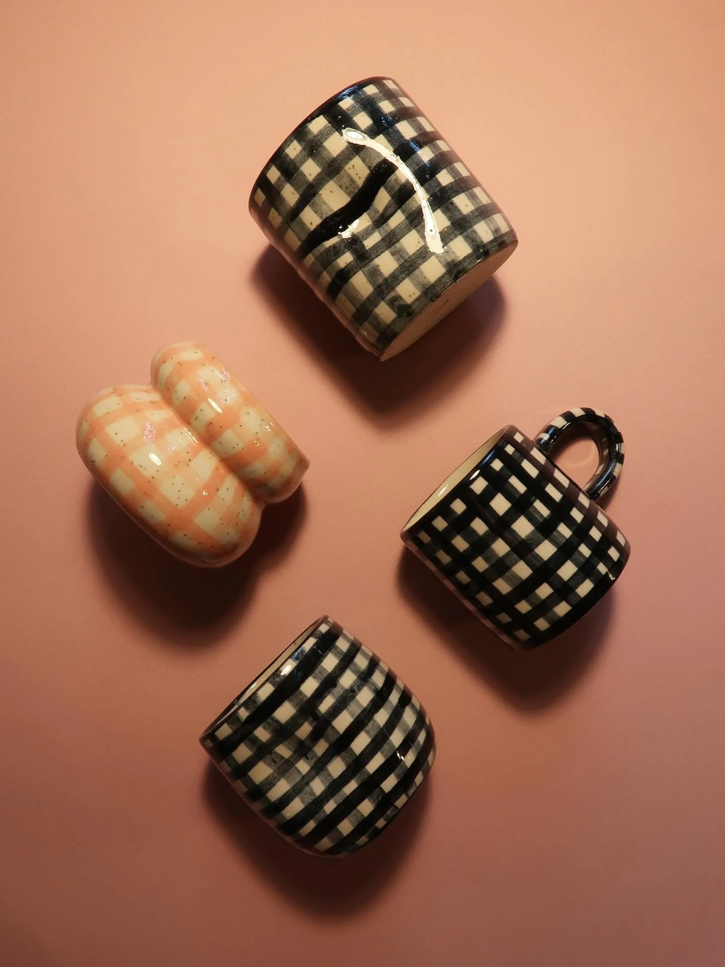 Tassen zum Verlieben.
Erh&auml;ltlich auf www.salkeramik.com 🖤

#modernpottery #handbuiltceramics #t&ouml;pfern #potteryworkshop #fr&uuml;hst&uuml;cksliebe #interior_and_living #nordicstyle #scandinavianinterior #contemporaryart #buntistmeinelieblin