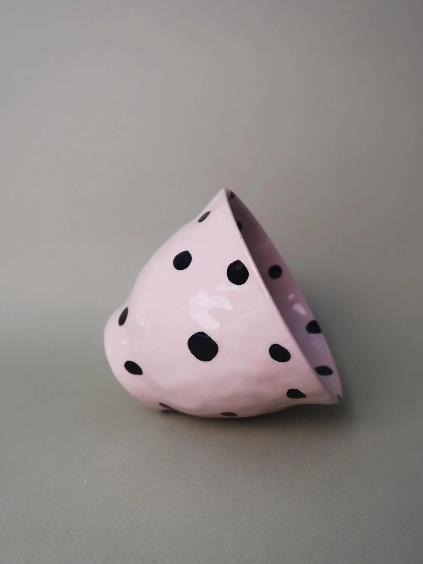 Dieser s&uuml;&szlig;e Punktebecher wartet noch im Shop auf ein Zuhause.
Ich bin gerade am Packen, also kann ich deine Bestellung ebenfalls morgen mit rausschicken 😎
www.salkeramik.com 💜

#modernpottery #handbuiltceramics #t&ouml;pfern #potterywork