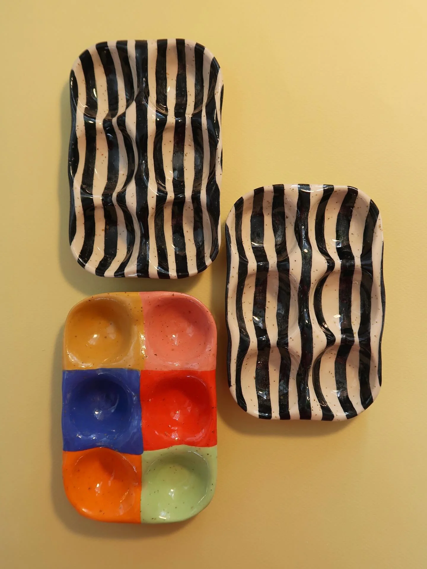 For all the bakers &amp; egg lovers ❤️&zwj;🔥
Die drei sind noch erh&auml;ltlich 🥚🥳
www.salkeramik.com

#modernpottery #handbuiltceramics #t&ouml;pfern #potteryworkshop #fr&uuml;hst&uuml;cksliebe #interior_and_living #nordicstyle #scandinavianinter