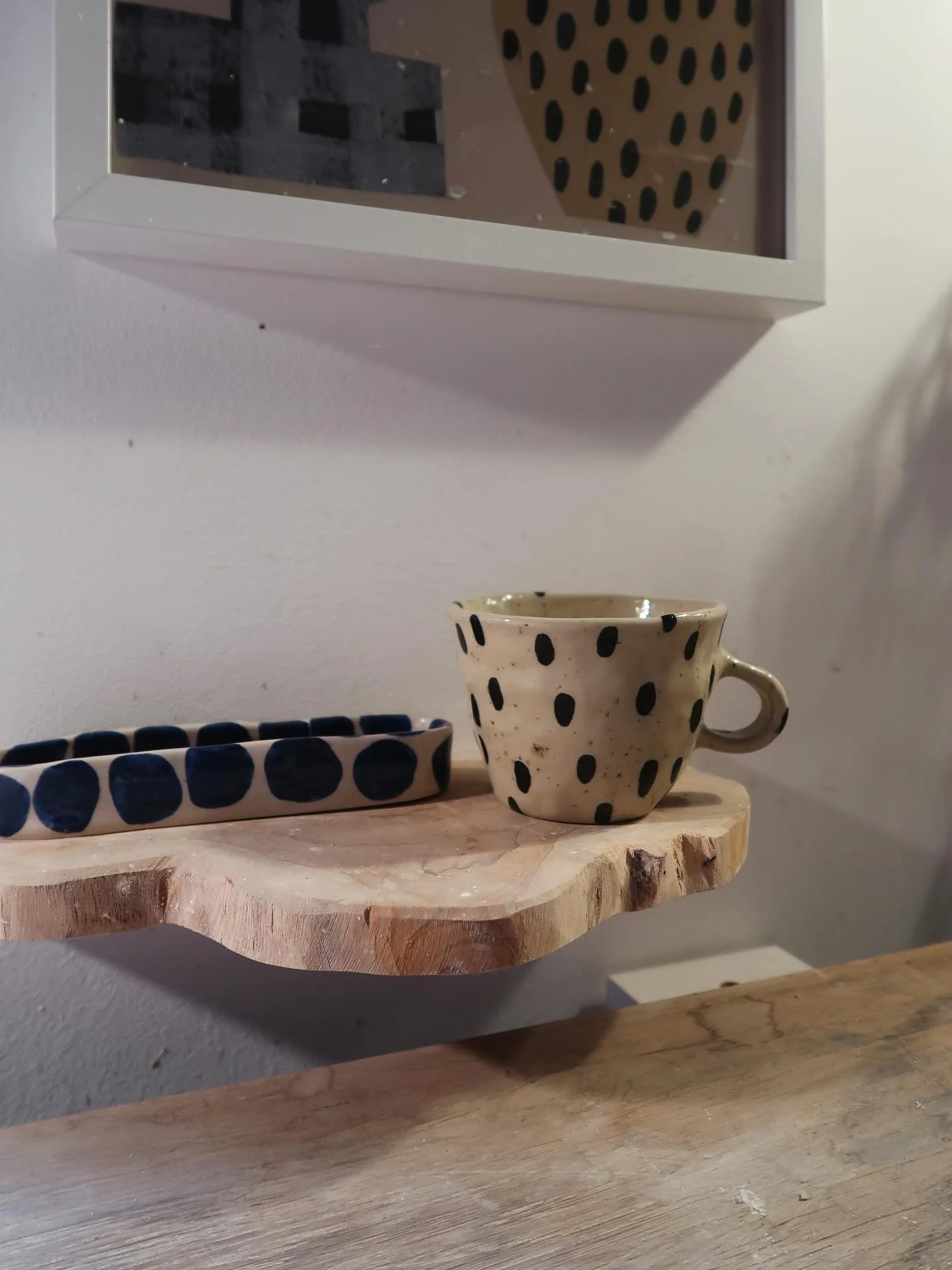 Die sch&ouml;ne Punktetasse steht im Moment noch in meiner Werkstatt. Neben der h&uuml;bschen Stiftebox. Beides k&ouml;nnt ihr noch in meinem Shop finden 🥰
www.salkeramik.com

#modernpottery #handbuiltceramics #t&ouml;pfern #potteryworkshop #fr&uuml