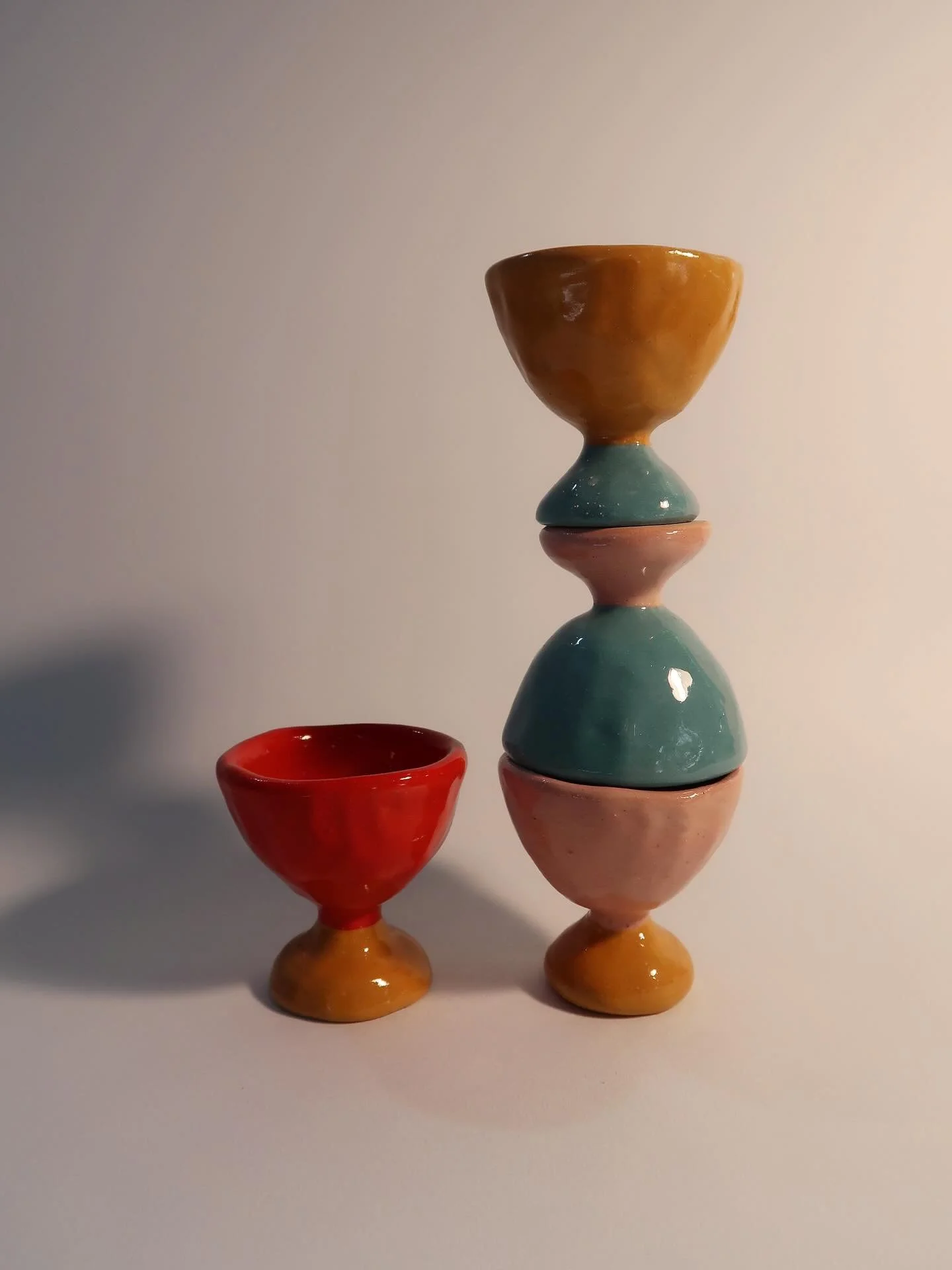 Ein Happy-Eierbecher-Set 🩷💚❤️💛🧡
Erh&auml;ltlich auf www.salkeramik.com 
Happy Friday!

#modernpottery #handbuiltceramics #t&ouml;pfern #potteryworkshop #fr&uuml;hst&uuml;cksliebe #interior_and_living #nordicstyle #scandinavianinterior #brunchlove