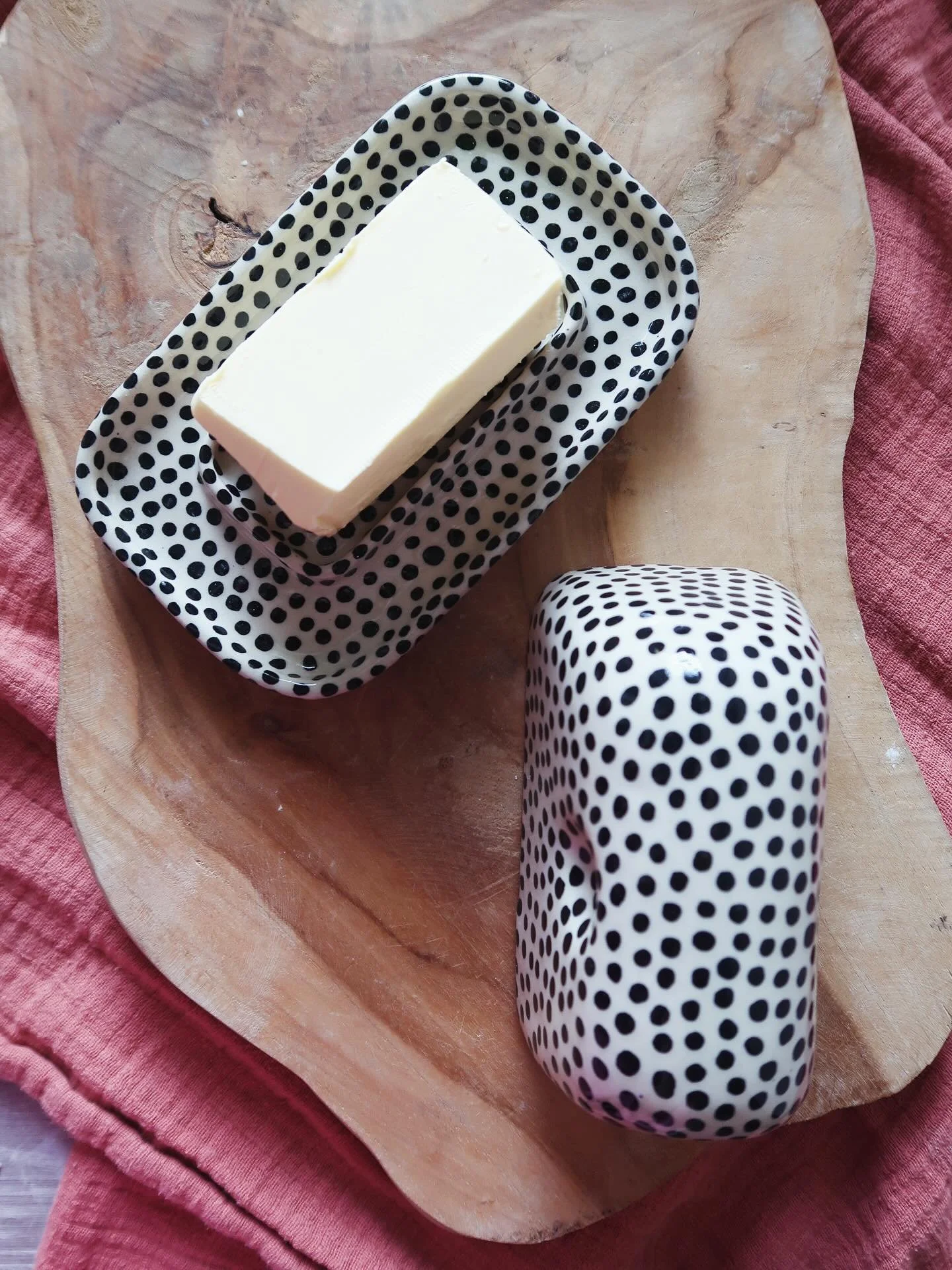 Butter Butter Butter. Hat einen Ehrenplatz verdient!
In dieser Dose hat sie den allerbesten, finde ich 🧈

#modernpottery #handbuiltceramics #t&ouml;pfern #potteryworkshop #fr&uuml;hst&uuml;cksliebe #interior_and_living #nordicstyle #scandinavianinte
