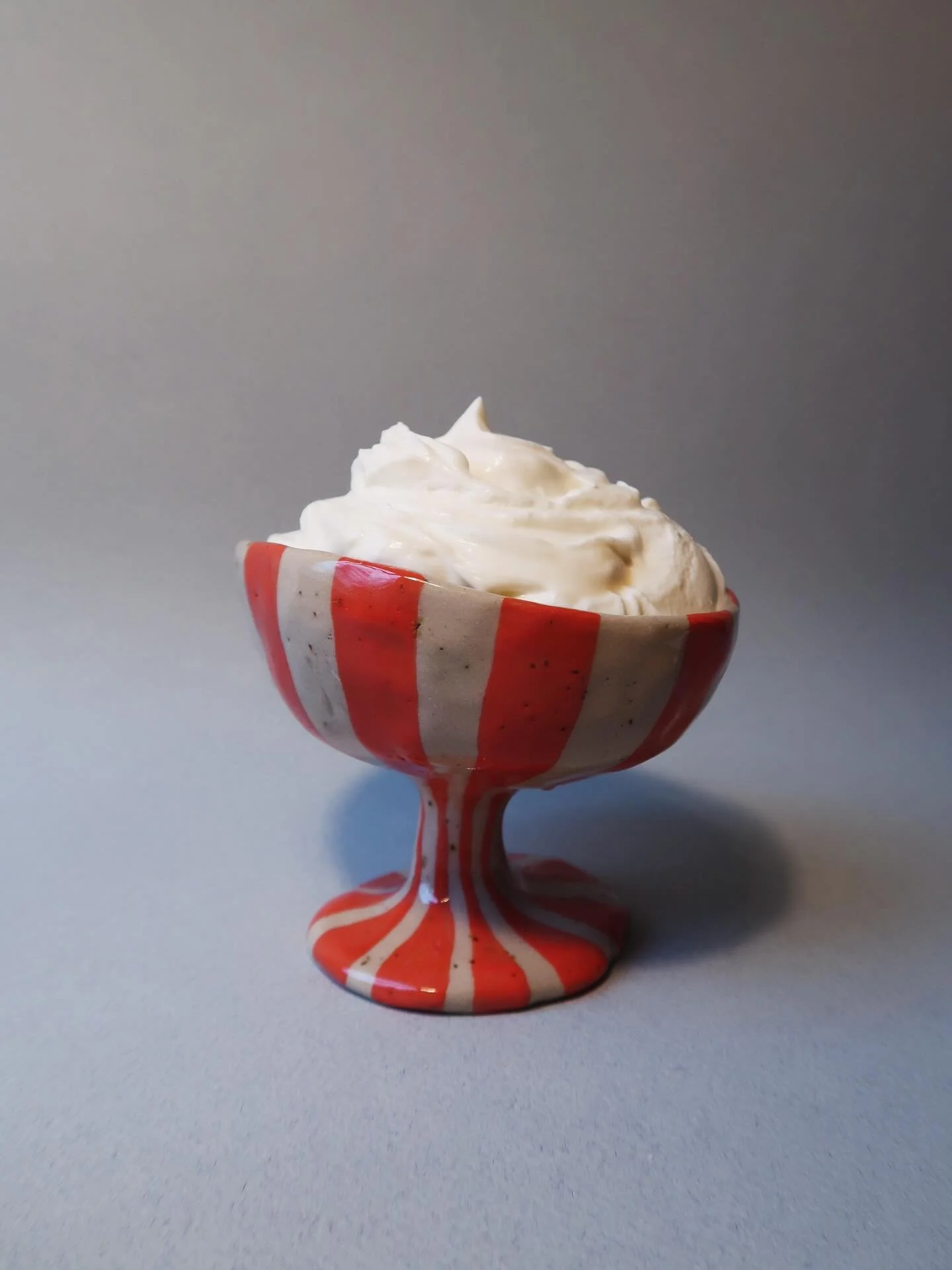 Mit diesem jamjamjam Dessert starten wir heute in den Montag. Quark mit Ahornsirup, Zitrone, Basilikumessenz. So gut! Und dann auch noch aus dieser Schale 🤤
Kommt gut in die Woche ❤️🤍❤️🤍❤️

#colorfullife #potterylove #patterndesign #kunsthåndv&ae