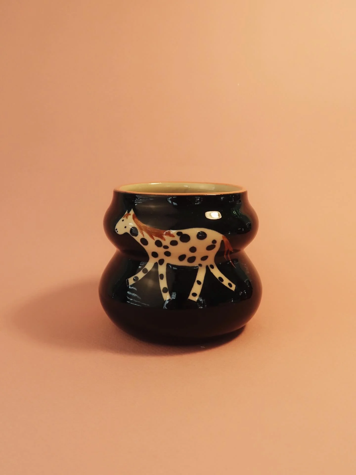 Die Tasse k&ouml;nnte ein perfektes Weihnachtsgeschenk werden 🤩
Sonntag ab 10 Uhr zu haben 🩷

#ceramicmugs #pferdegl&uuml;ck #potteryart