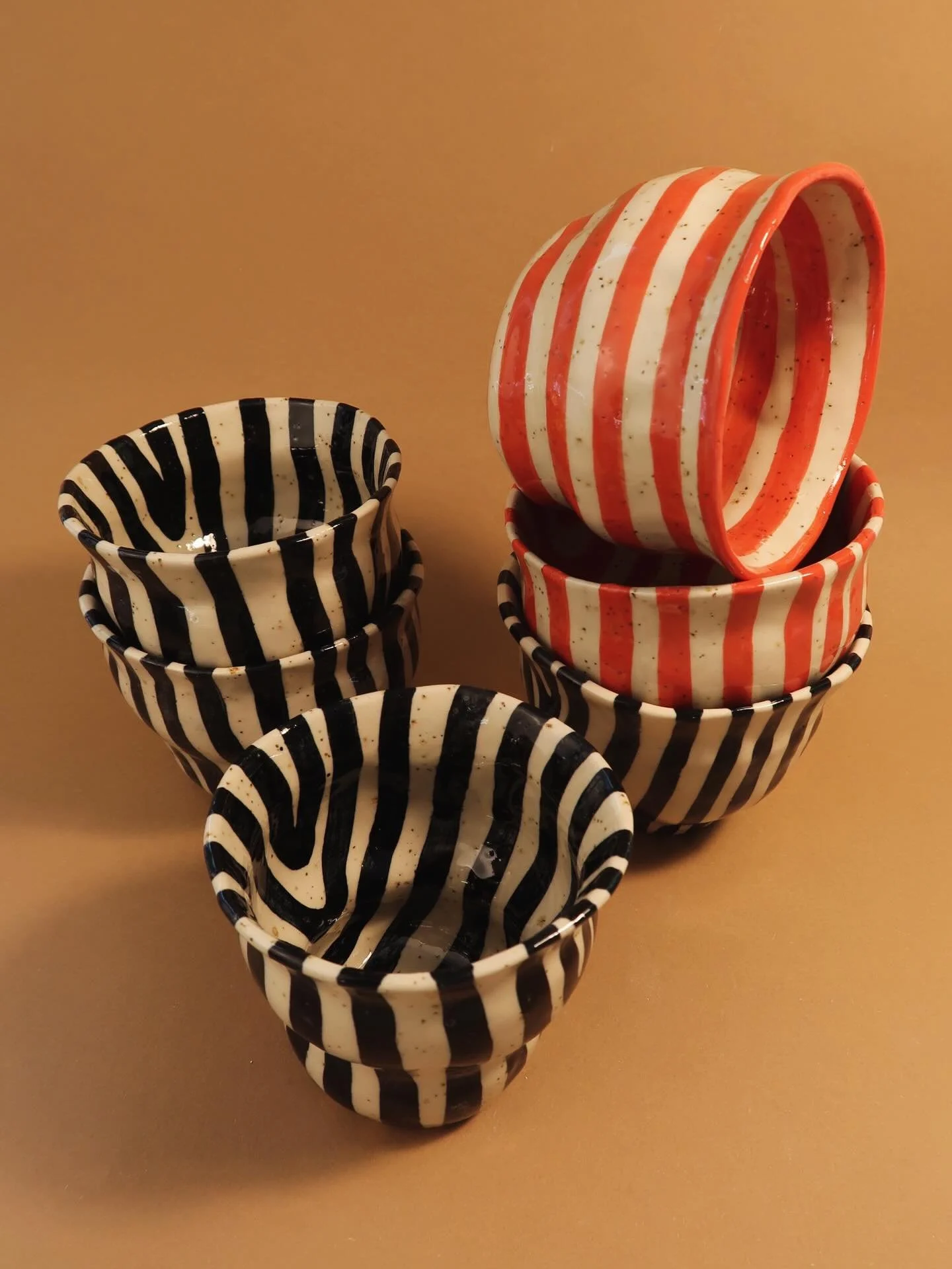 Diese Zebrabecher lassen sich so gut in den H&auml;nden halten. Fast wie meine Griffelbecher!
🖤🤍❤️

#ceramicmugs #potteryart #handbuiltceramics