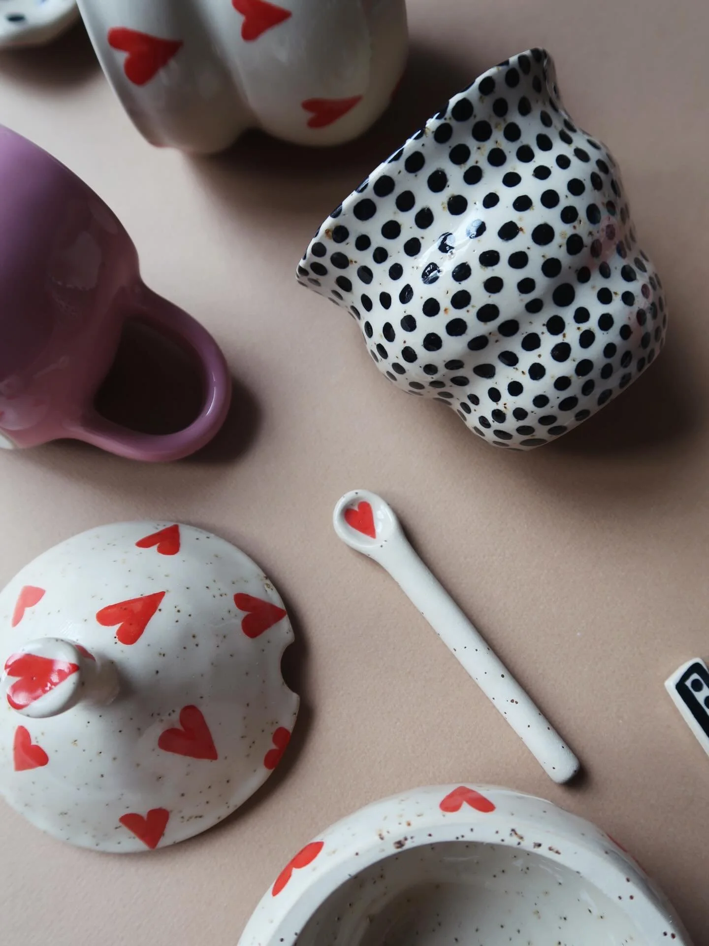 Eine kleine Sneak Peek, was euch morgen erwartet 🤩
Happy Weekend ihr Lieben!

#potteryart #buntistmeinelieblingsfarbe #ceramicstudio