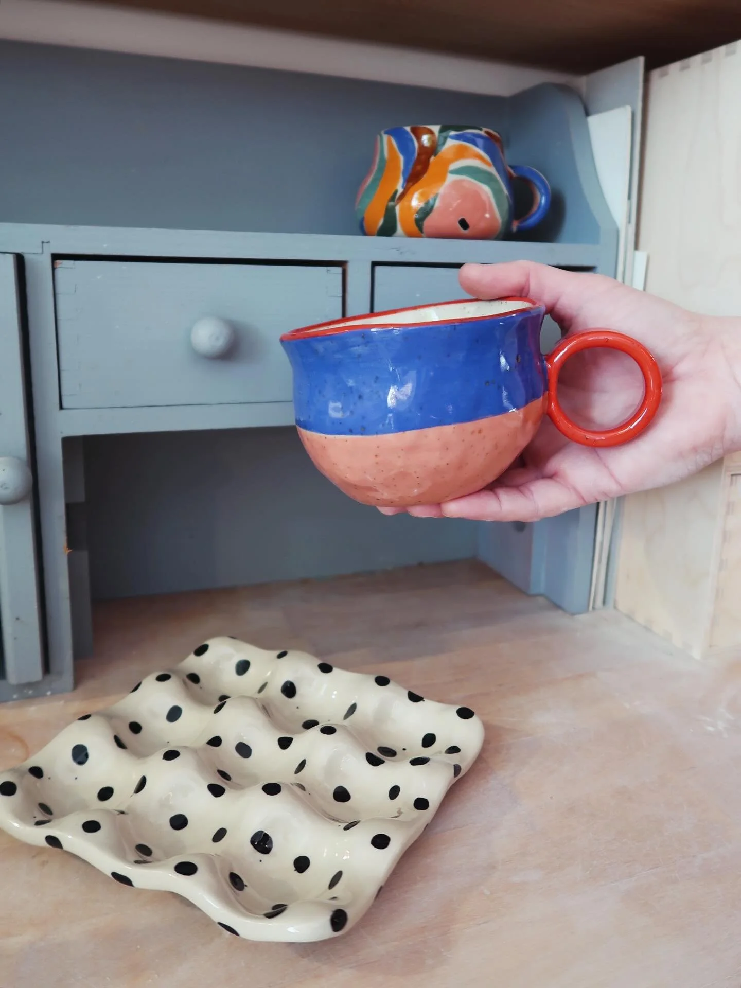 Happy Monday ihr Lieben &amp; schaut mal, die drei H&uuml;bschen sind gestern noch zur&uuml;ckgeblieben im Shop. Vielleicht finden sie ja noch ein Zuhause, bis Weihnachten kommen sie auf jeden Fall rechtzeitig an 🤝💙

#handbuiltpottery #handgemachte