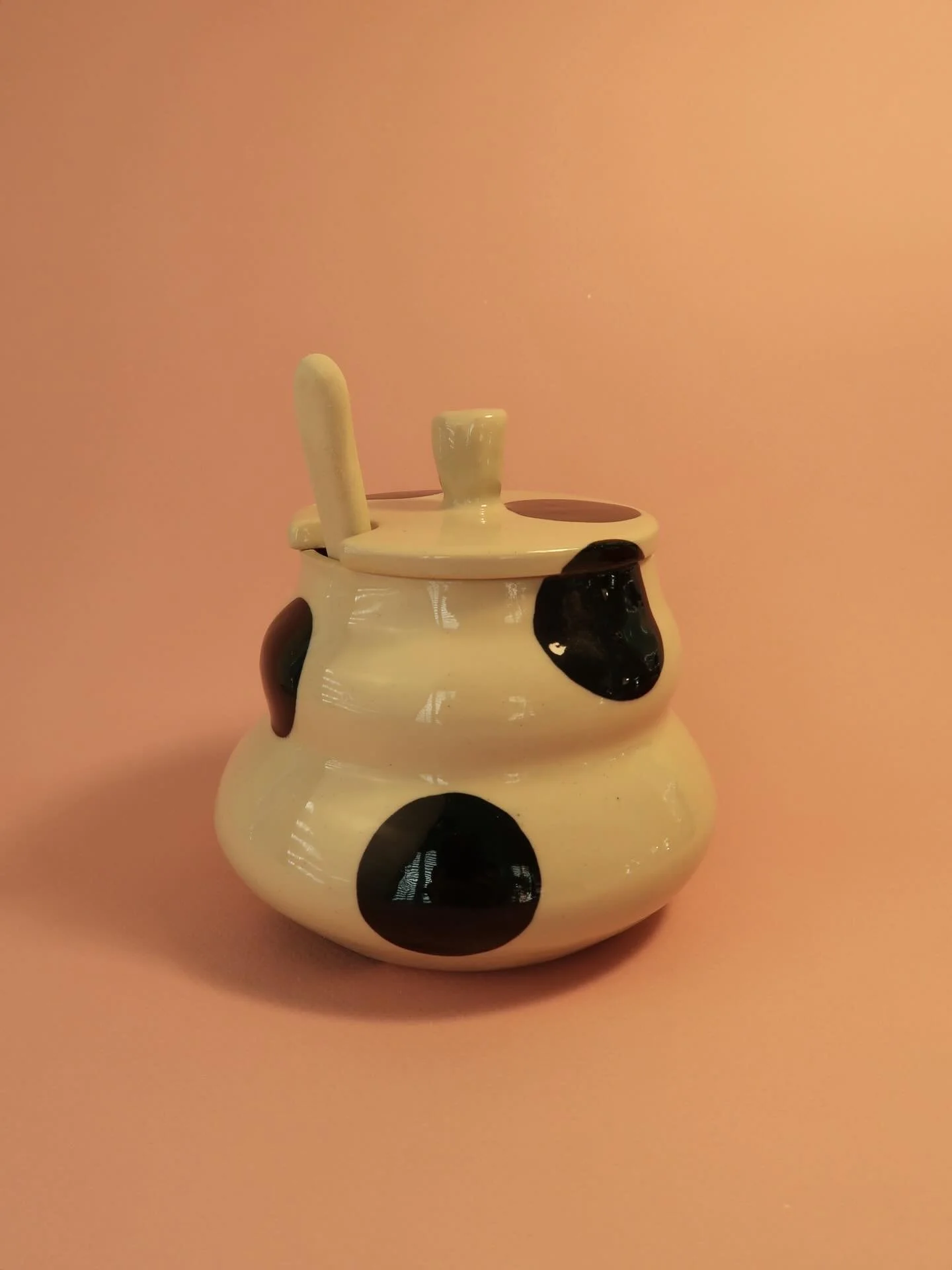 Eine Bubble Zuckerdose mit schwarzen Riesenpunkten sucht noch nach einem neuen Zuhause 🖤
Zu finden auf www.salkeramik.com oder ihr klickt einfach aufs Bild &amp; werdet weitergeleitet 🫶🏻

#ceramicart #kitchenware #punkteliebe