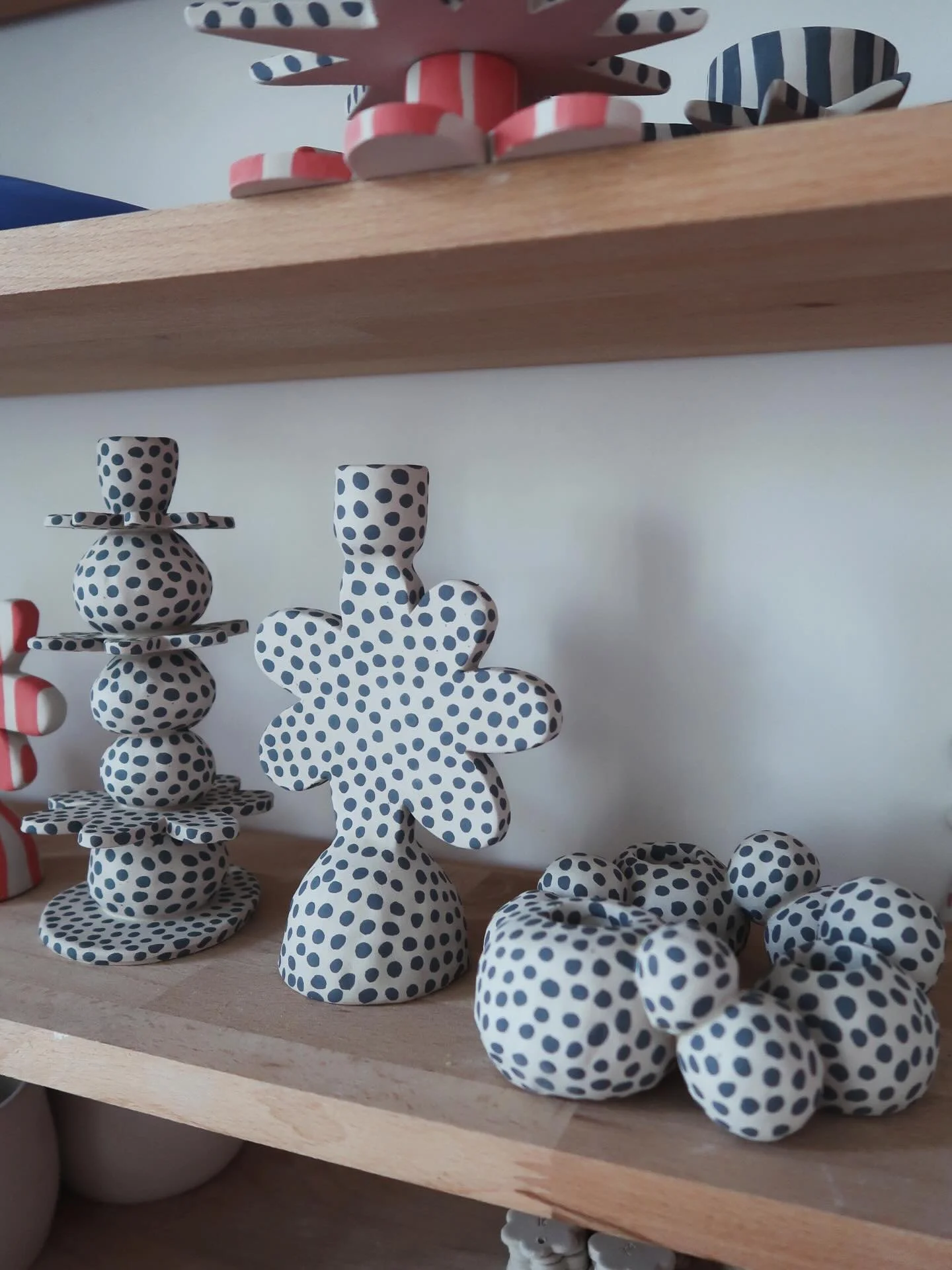 Heutige Punktemalerei. Morgen geht es fr&ouml;hlich weiter ⚫️⚫️⚫️

#keramikkunst #ceramicstudio #potterybarn