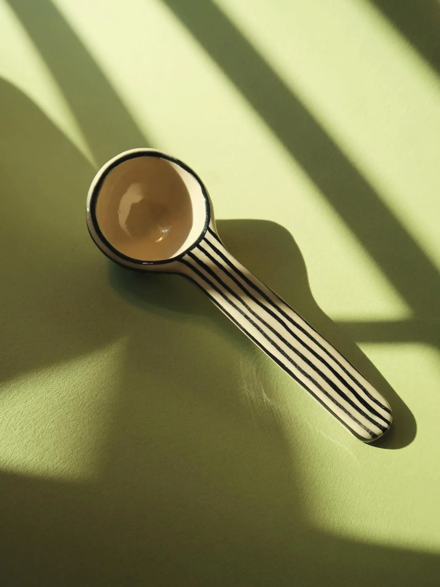 Drei besondere Kaffeel&ouml;ffel. Da macht die Zubereitung noch mehr Freude 🫖

#ceramicart #kitchenware #coffeelover #handbuiltceramics #coffeespoon