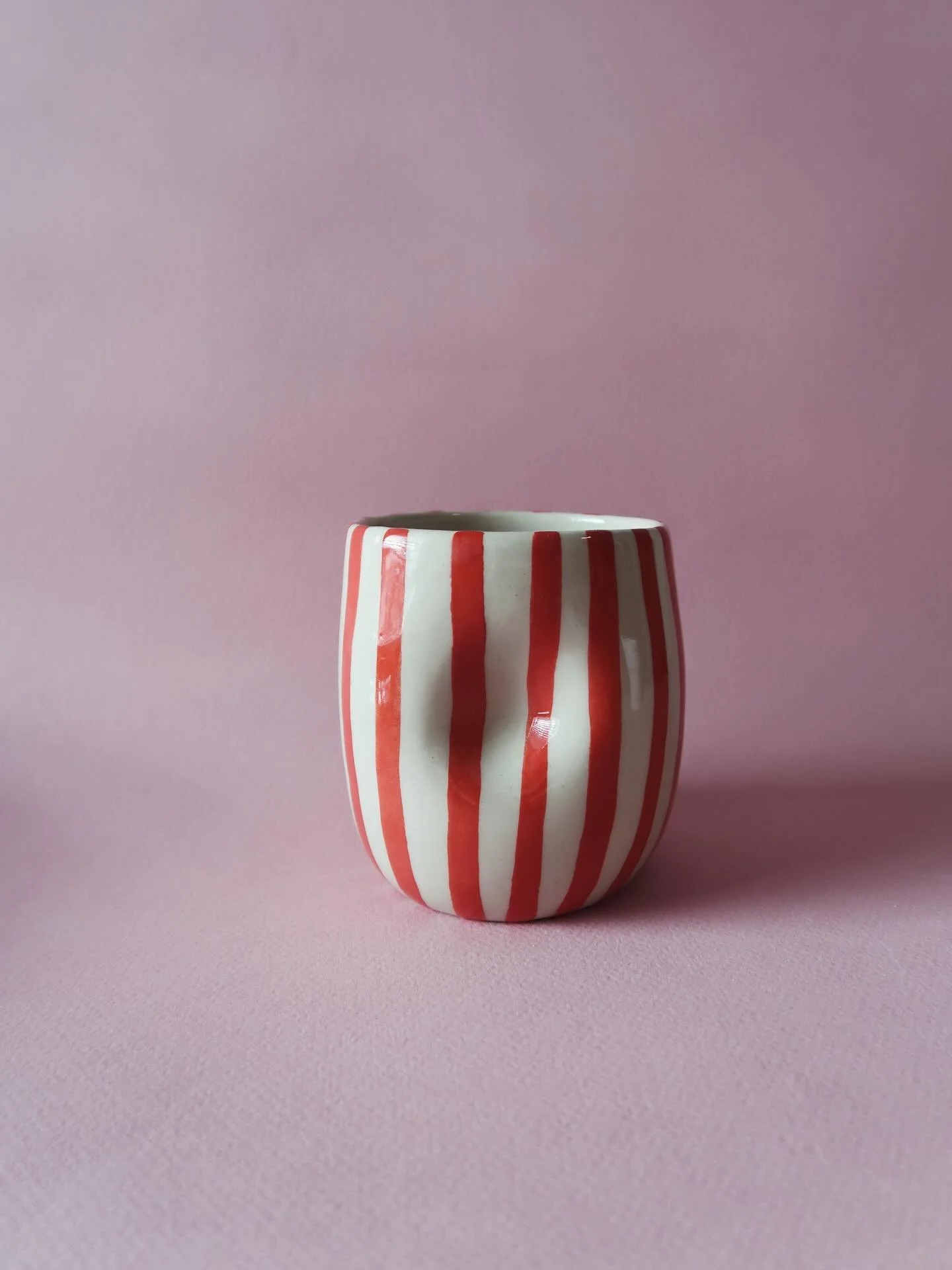 Der letzte stripy Griffelbecher im Shop ❤️🤍❤️🤍
Zu finden auf www.salkeramik.com 💓

#handmadepottery #ceramicmug #ceramicart #kunsthandwerk #t&ouml;pfern