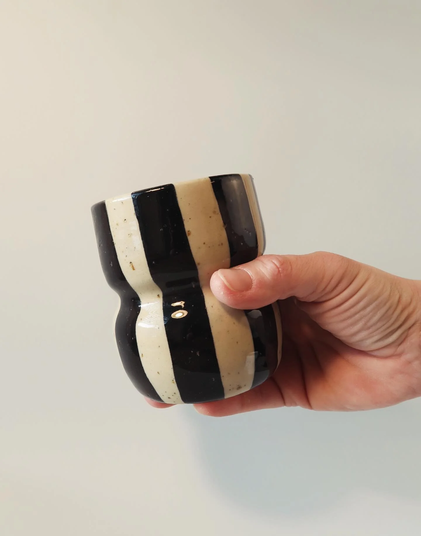 The Curvy Cup 〰️
Available on www.salkeramik.com 🖤🤍🖤🤍

#ceramiccup #potterymugs #handbuiltceramics #c&eacute;ramique #handwerkskunst