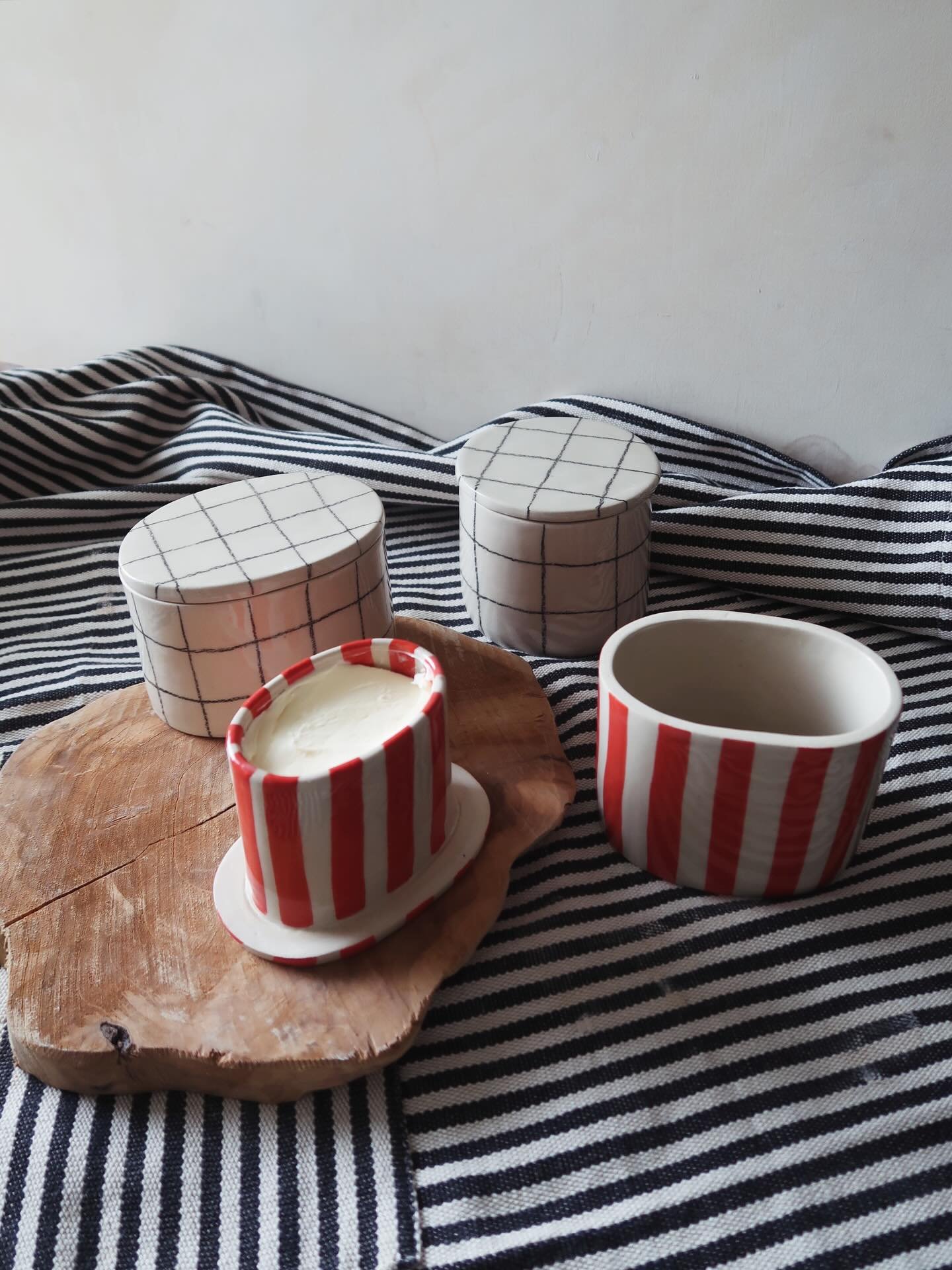 Als ich diese Fotos gestern aufnahm, waren noch alle drei franz&ouml;sischen Butterdosen erh&auml;ltlich. Die Gestreifte wurde zwischenzeitlich verkauft (juhu), die anderen Beiden findet ihr in meinem Shop -> salkeramik.com 💕

#scandiceramics #on