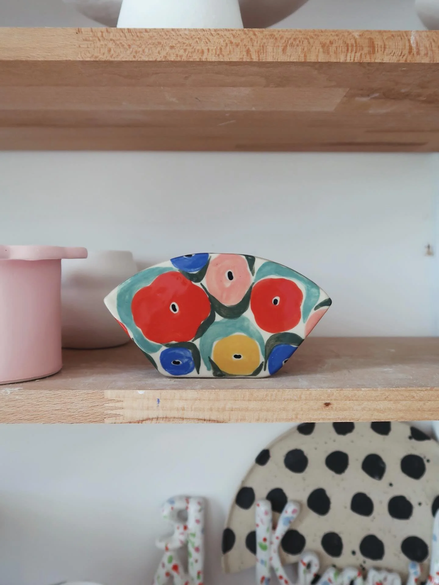 Ein Filterhalter aus meiner Garden Collection 🌱
Zu finden in meinem Webshop 🌸
Happy Friday!

#ceramicstudio #handbuiltpottery #keramikliebe #t&ouml;pfern #handbuilding