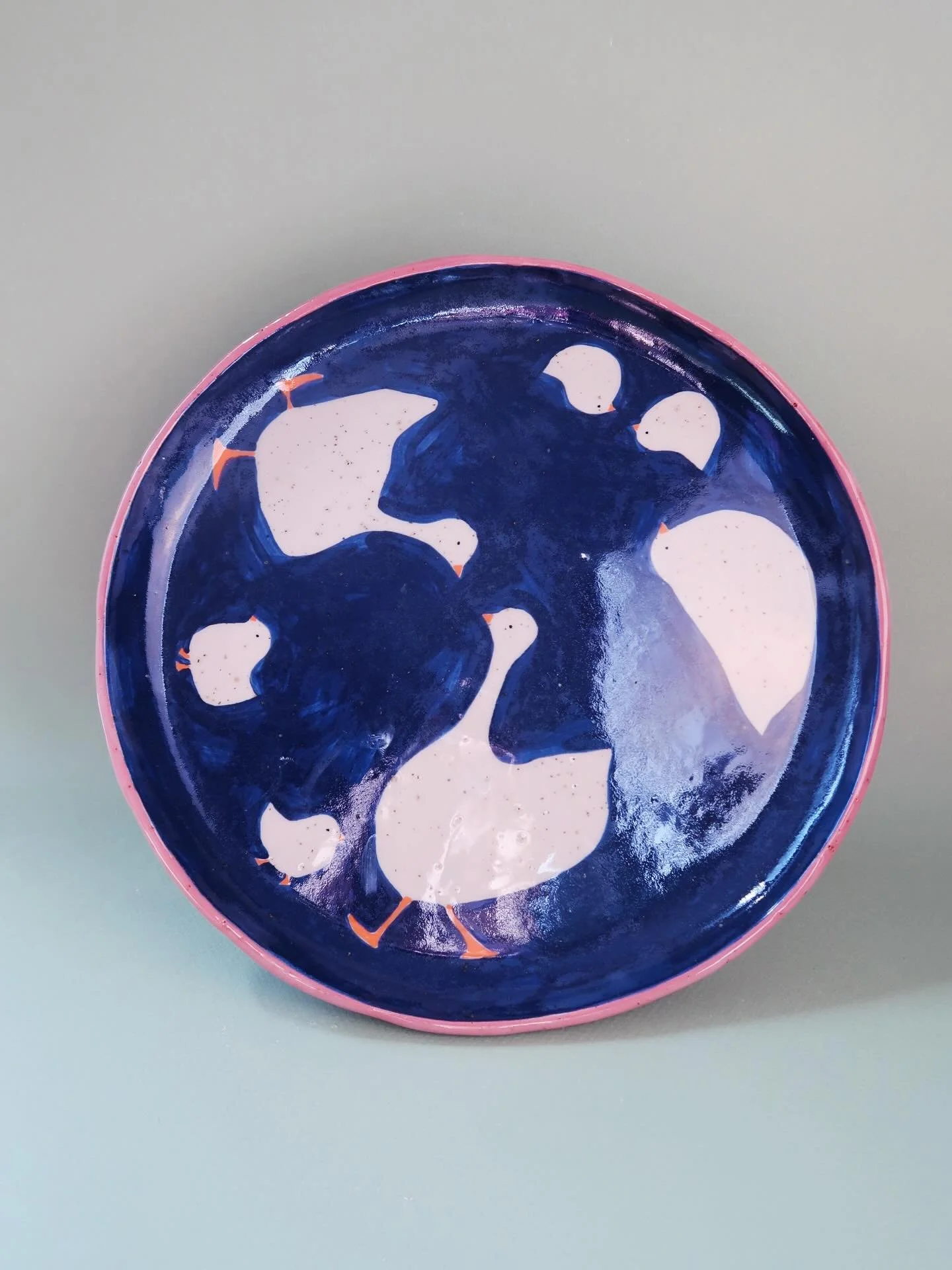 Eine (nicht ganz perfekte) G&auml;nse Cake Plate!
Sie hat sich etwas verzogen, nichtsdestotrotz funktioniert sie einwandfrei und ist auf jeden Fall ein richtiges Highlight auf dem Kuchentisch 🧁🍰🍪🍩
Am Sonntag erh&auml;ltlich auf www.salkeramik.com