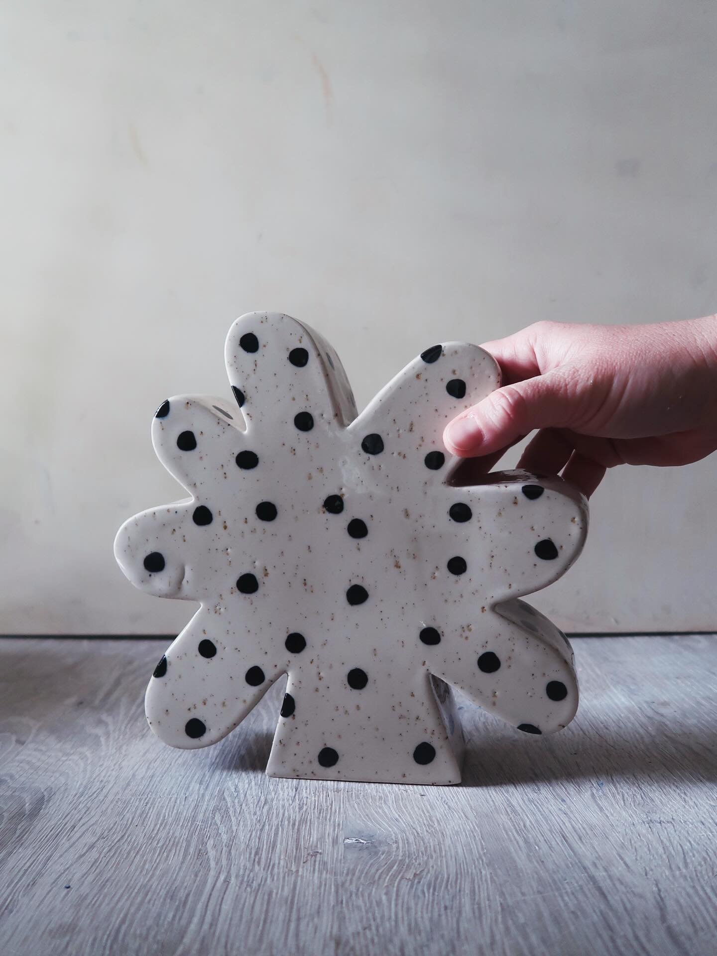 Daisy Vase - noch erh&auml;ltlich 🤍 schreib mir gern, wenn du Interesse hast 🫶🏻

#ceramicvases #floralart #handbuiltpottery #vasenliebe #vasesofinstagram