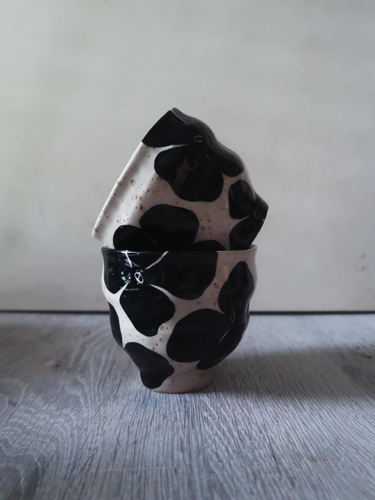 Einen hei&szlig;en Sonntags-Cappu aus solcher einer Wobbly Mug?
Geht! Beide sind noch zu haben, schreib mir gerne eine DM bei Interesse 💘
Happy Sunday!

#tassenliebe #ceramicmugs #handbuiltceramics #potteryart #madeinberlin