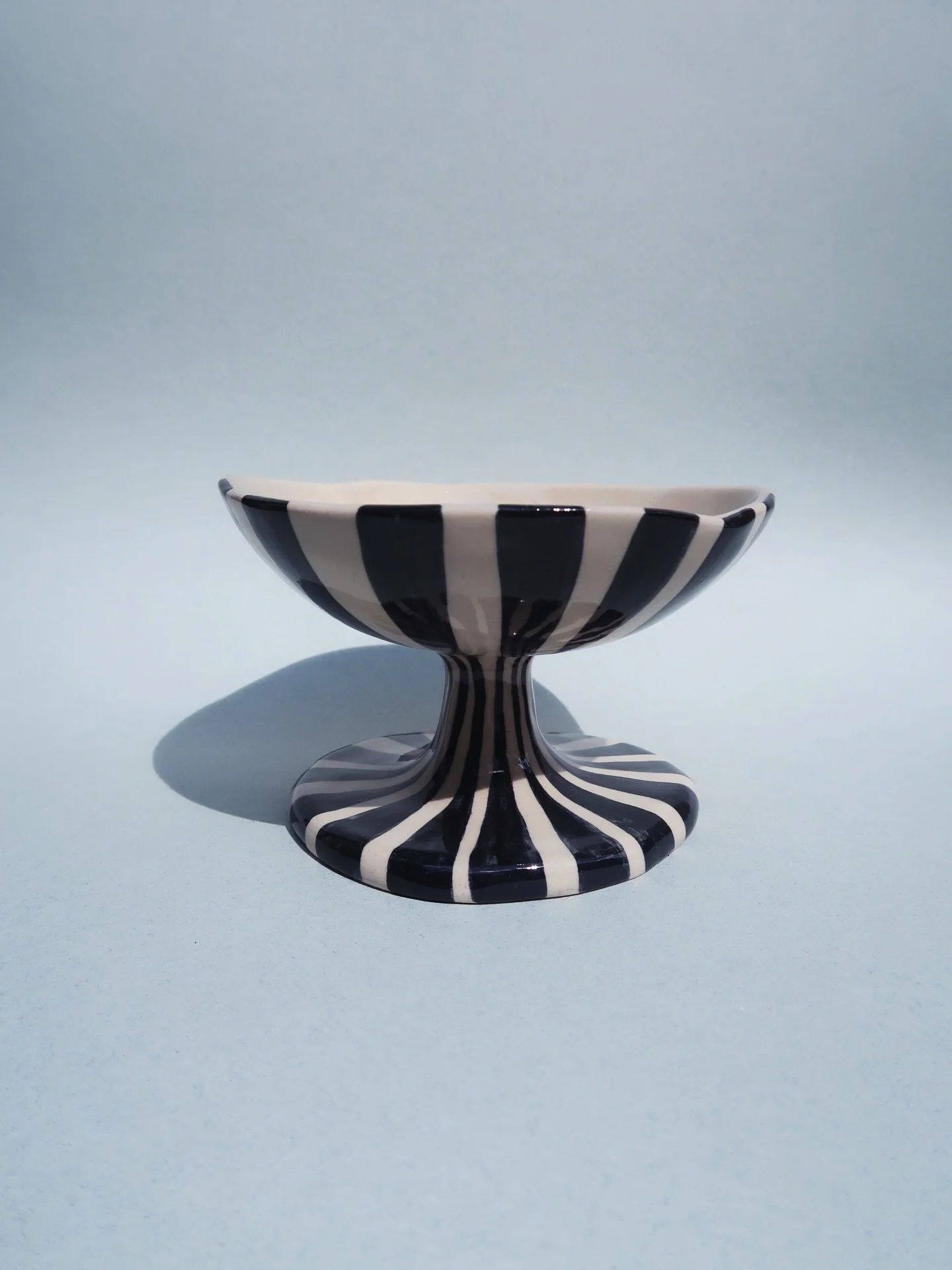 Die drei besonderen Dessertschalen sind aktuell noch erh&auml;ltlich in meinem Shop.
Optimale Begleiterinnen f&uuml;r die kommende Hitze 😇
Zu finden auf salkeramik.com 🍨

#dessertliebe #ceramicbowls #potteryart #handbuiltceramics #madeinberlin