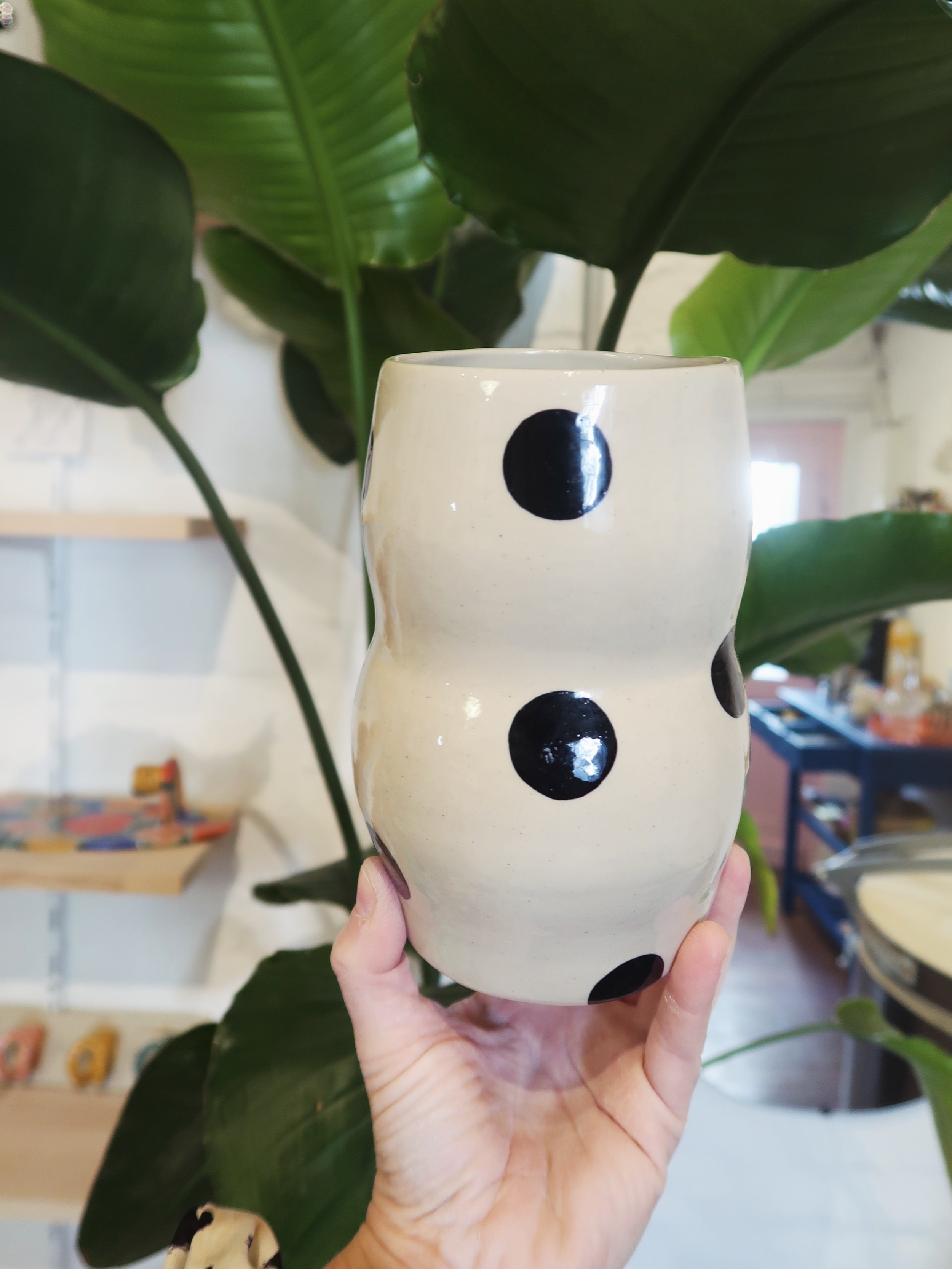 Eine wavy Punktevase f&uuml;rs morgige Update 💞
Hoffe so, dass alles klappt, jedes Mal einfach nur Herzrasen vor dem Drop 😅
Bis morgen auf salkeramik.com 🌱

#potteryart #ceramicvase #1000vases #keramikliebe #handbuildingwithclay