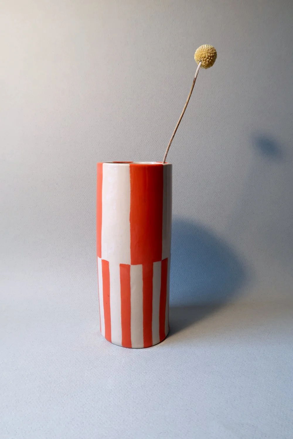 Schlanke Vase red stripes