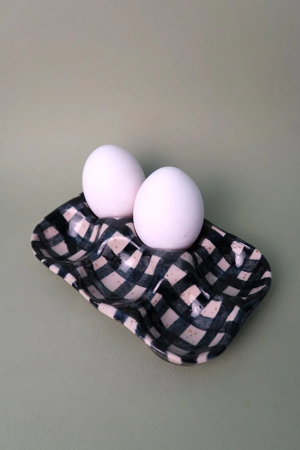 Eggtray schwarz kariert