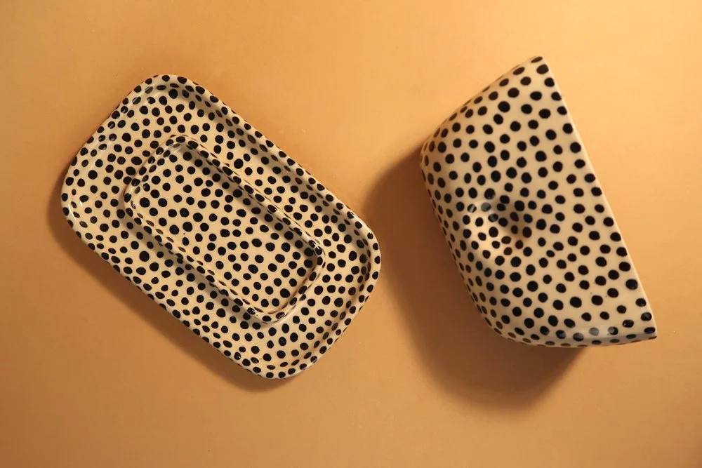 Schmale Butterdose schwarze Pünktchen