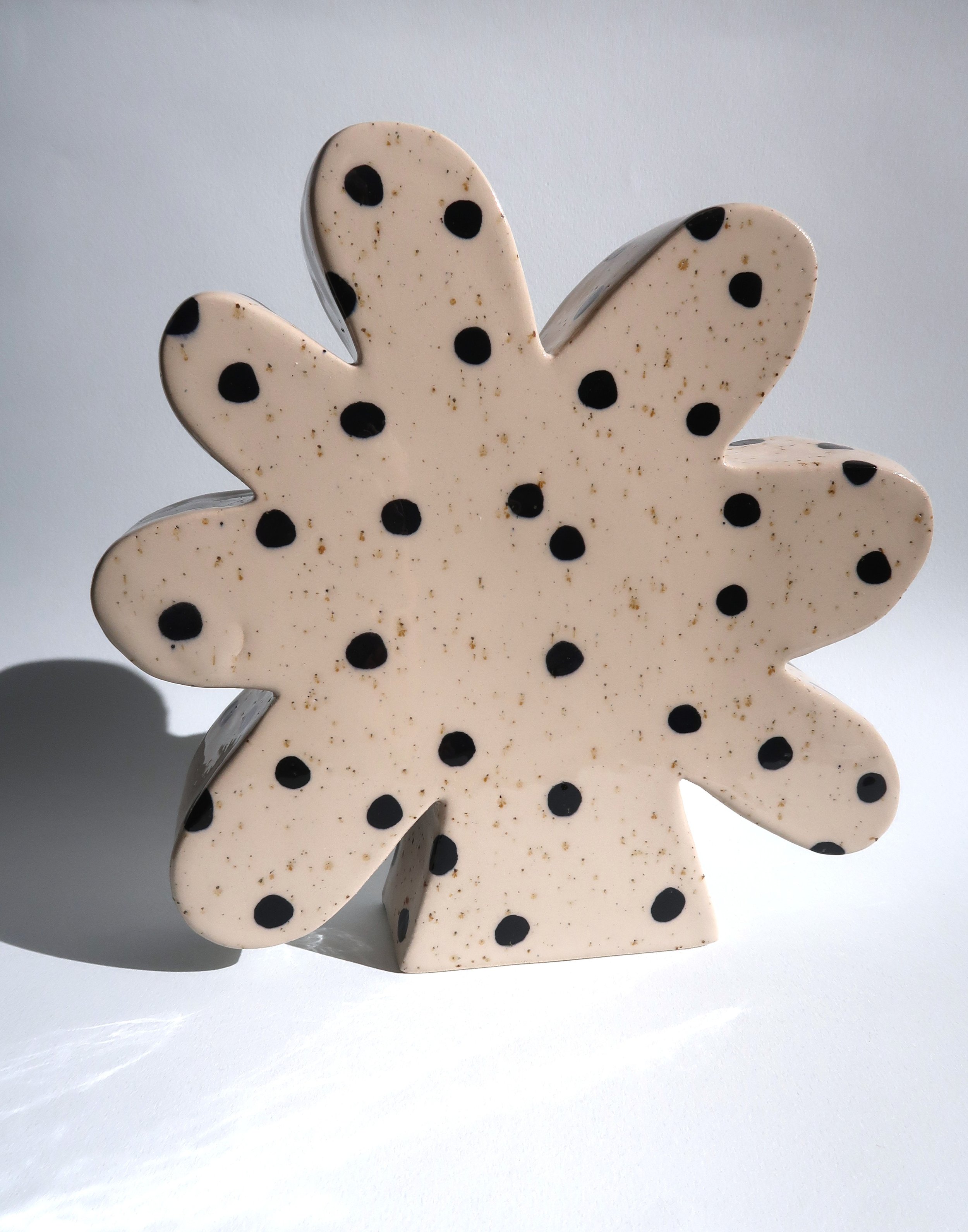 Daisy Vase black dots