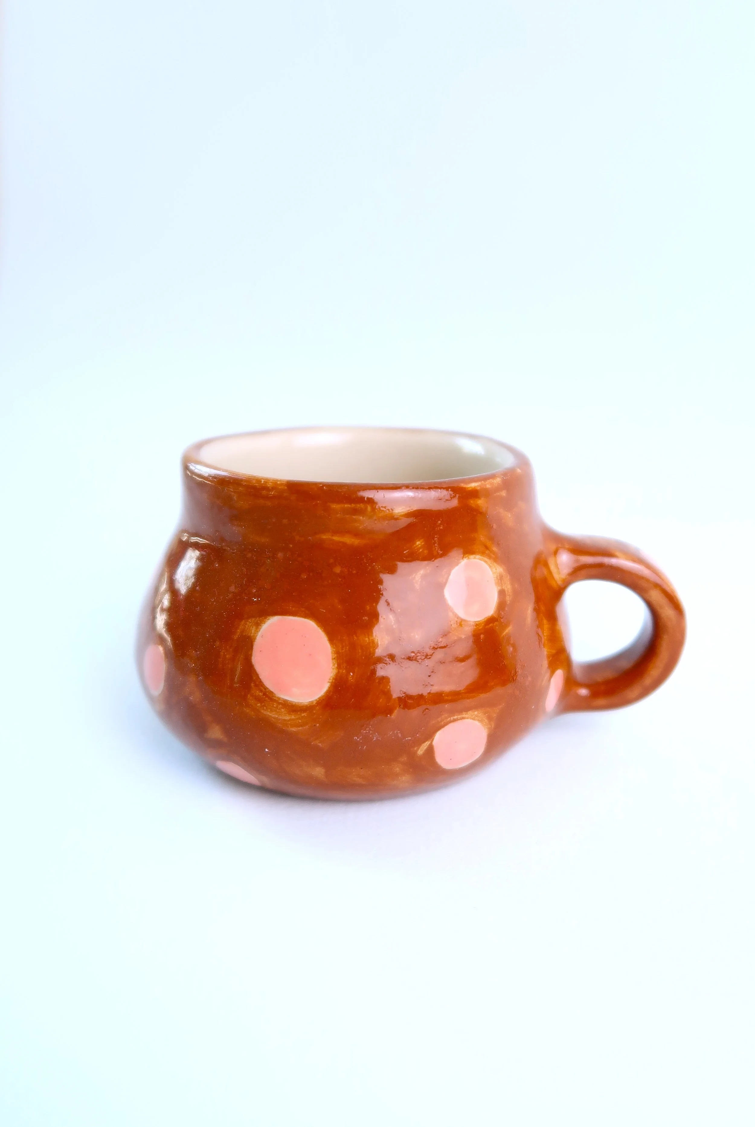 Kleine Tasse rehbraun/rosa Tupfen