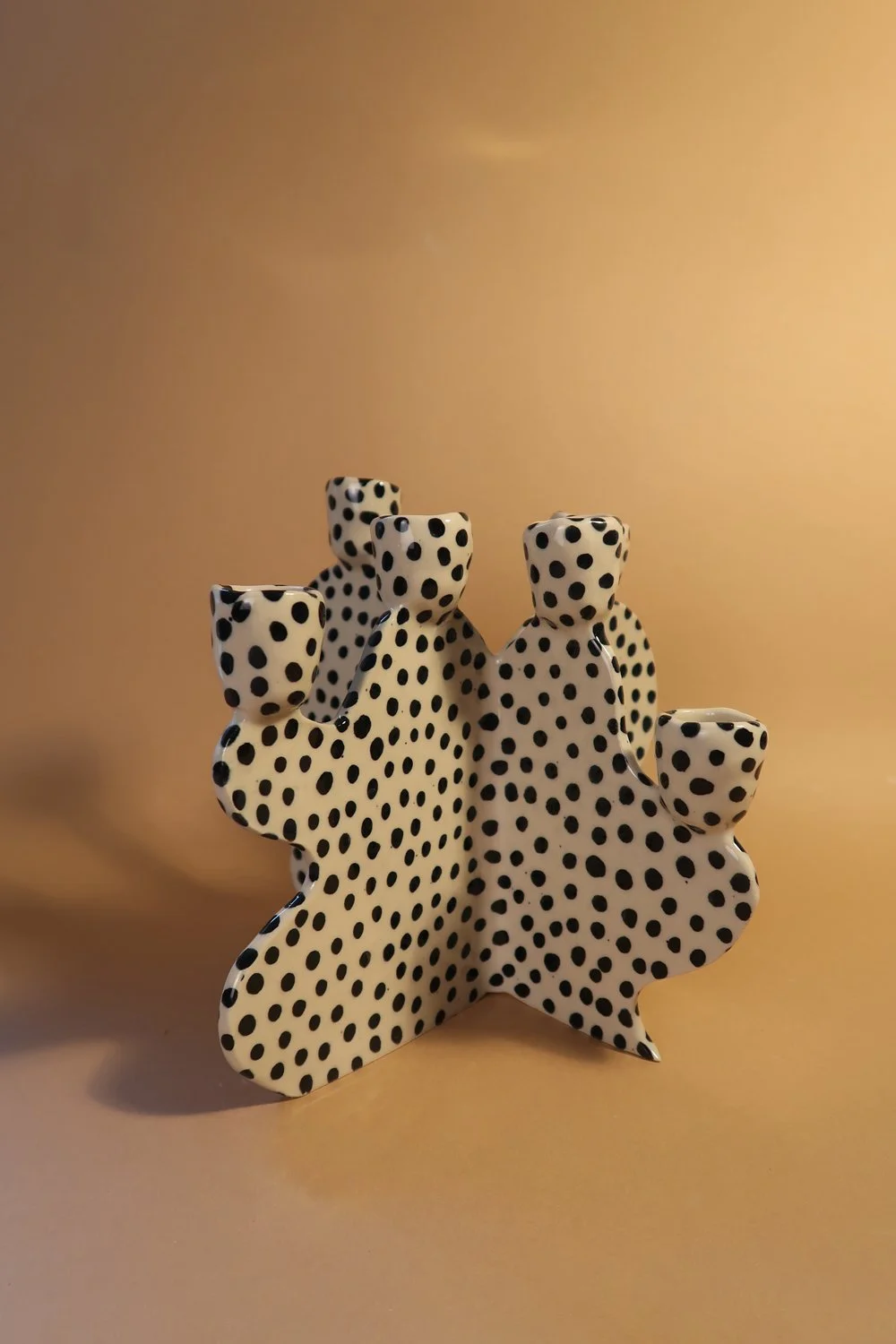 Üppiger Kerzenhalter allover dots