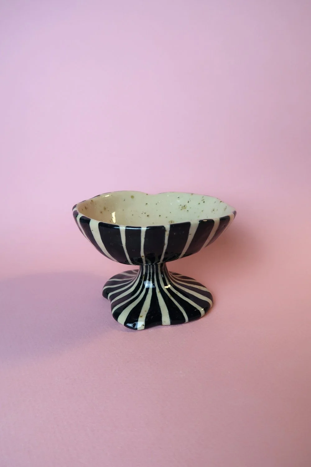 Schwarz-weiße Dessertschale