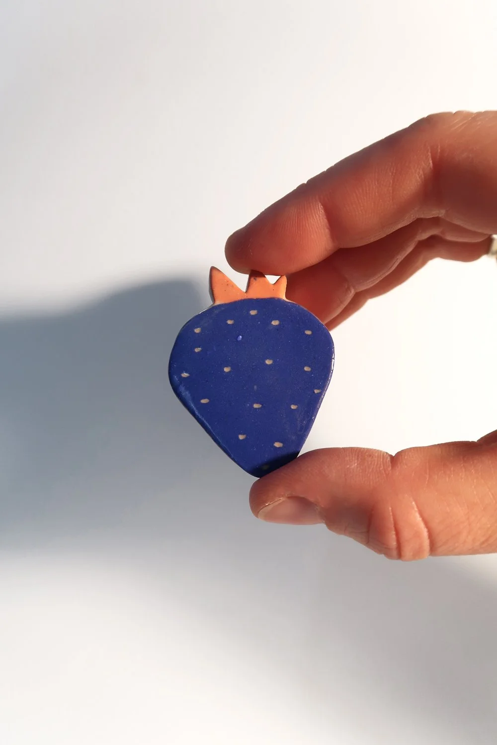 Blauer Erdbeermagnet