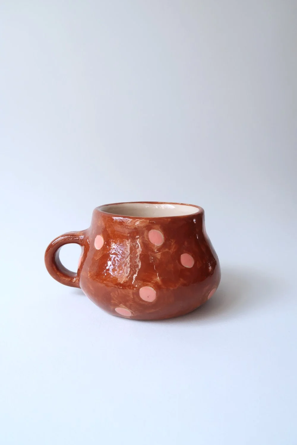 Kleine Tasse rehbraun/rosa Tupfen