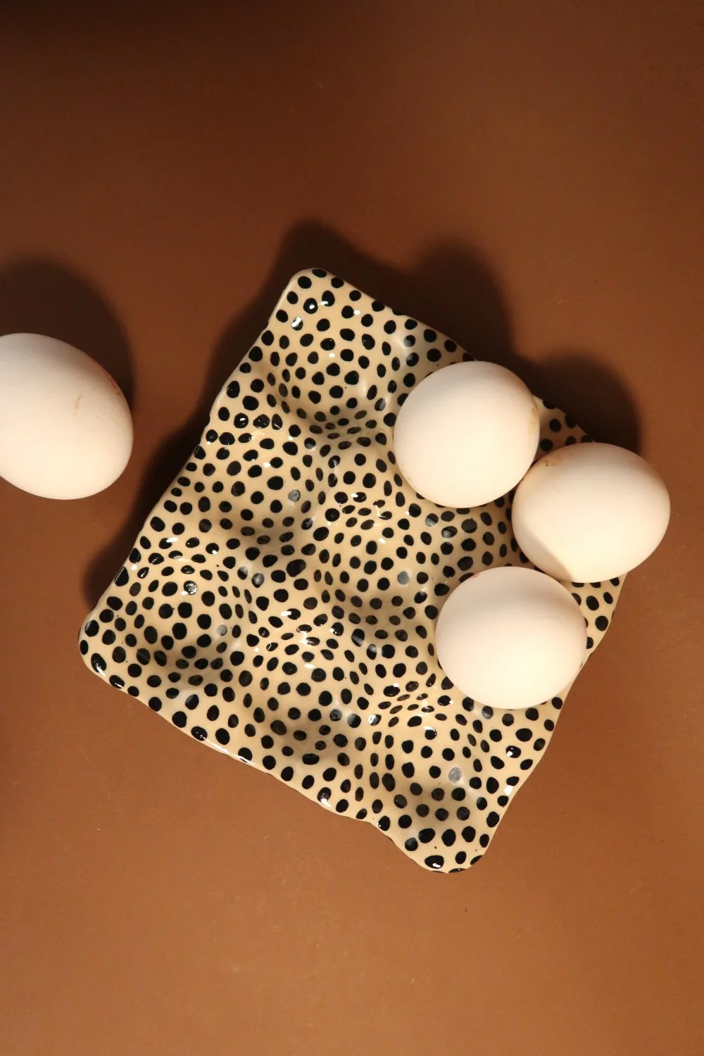 Eggtray black dots