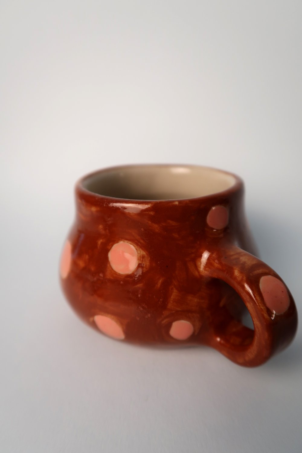 Kleine Tasse rehbraun/rosa Tupfen