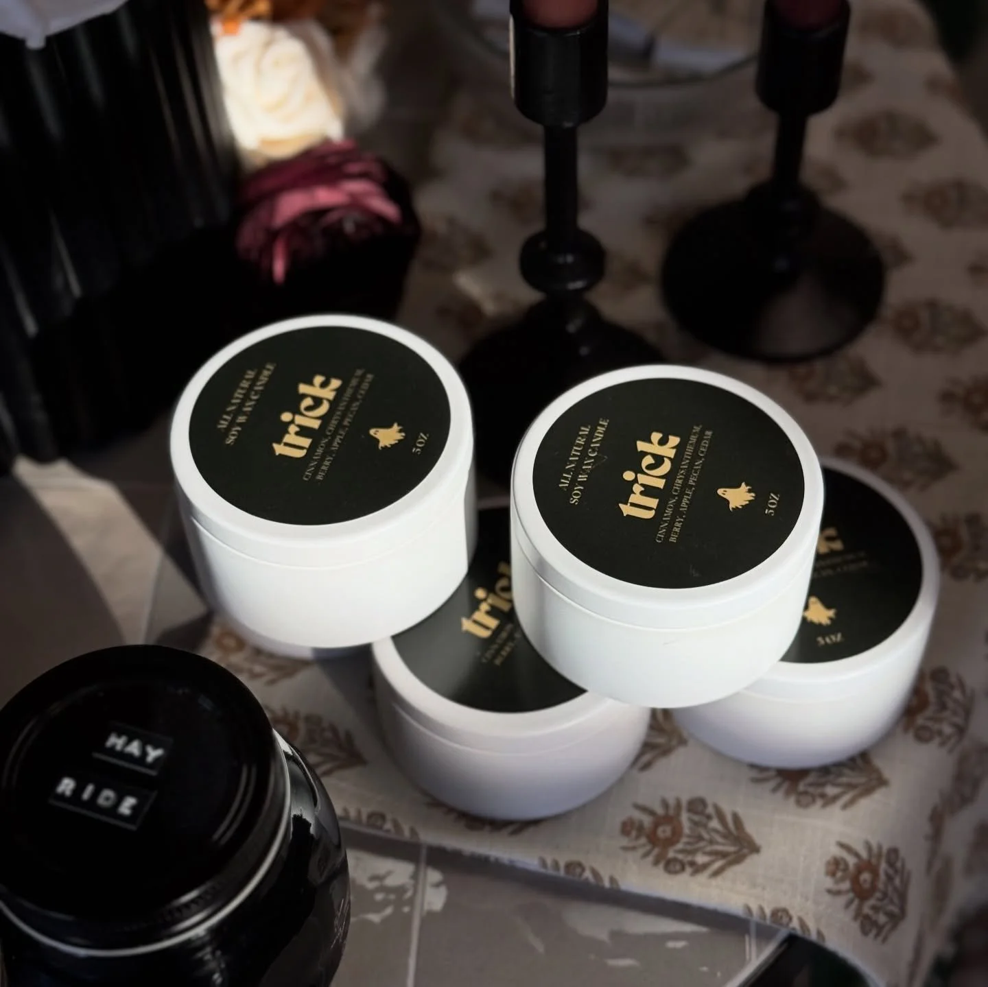Tricks up our sleeve?! Nah, we’ve got tricks on our shelves! 🪄👻
This limited edition batch combines notes of cinamon, crystanthemum, berry, apple, pecan, and cedar- making this scent a wickedly magical blend for the spooky season 🍎🍁🪵
&md