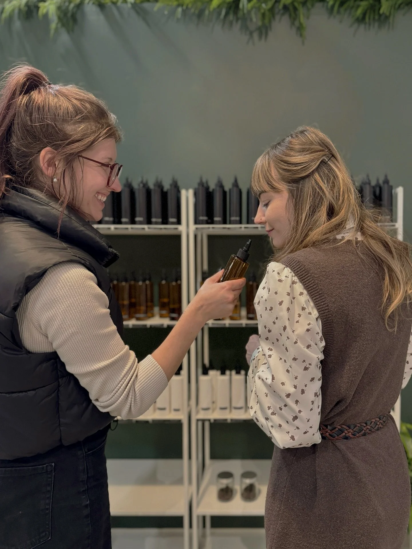 Friends &amp; Fragrances 🎄🥂 The perfect combo for a festively fun activity!

Come explore our holiday workshop lineup- choose your container and fragrance notes, then follow the helpful guidlines of one of our expert candlemakers to concoct your ve