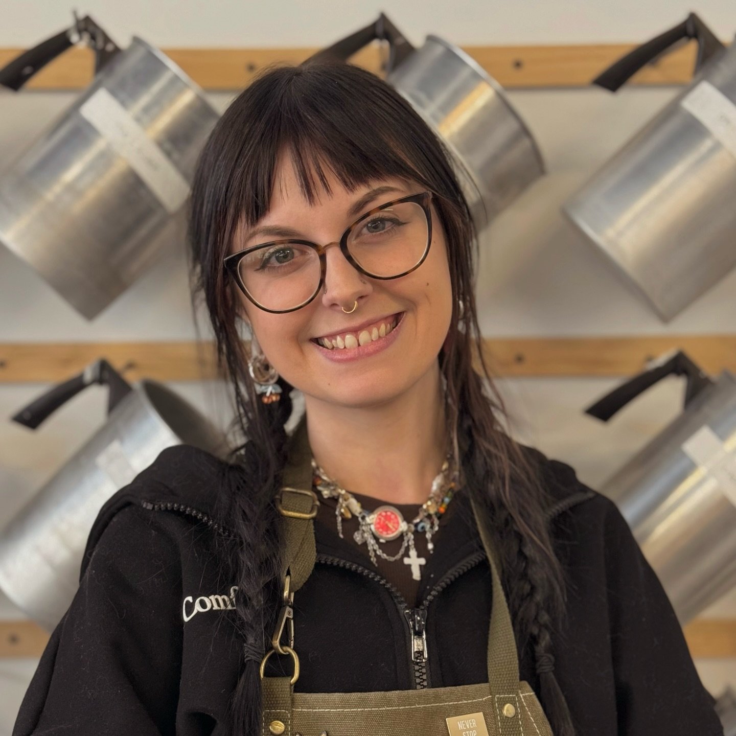 🔥Meet Jordan, the newest addition to our candle crew🔥 Jordan is our new studio manager, so she is part of nearly everything here at Sable Candle! From leading workshops and connecting with you in store, to product development and pouring candles, J