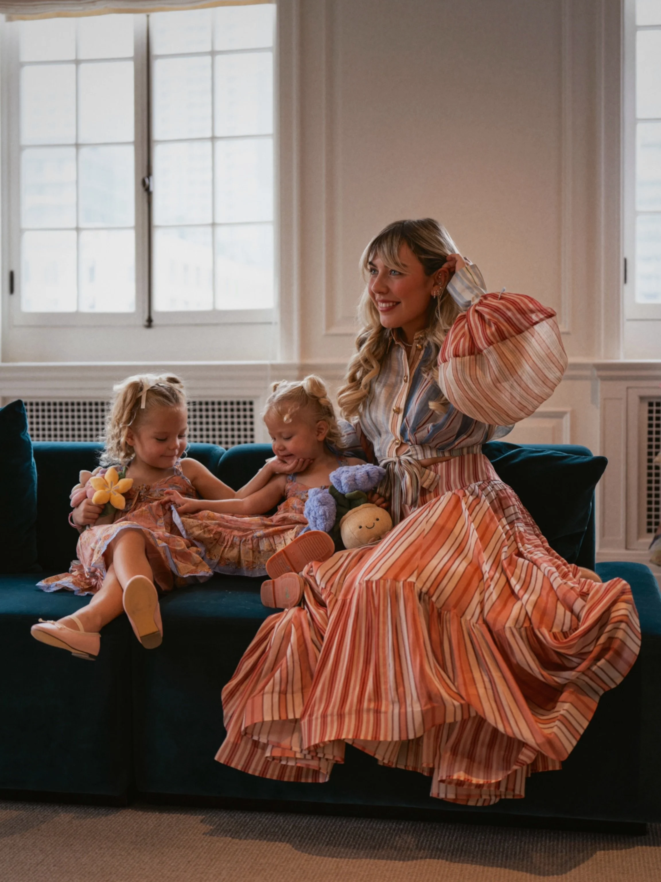 Une f&ecirc;te des M&egrave;res un peu en avance chez @HoltRenfrewOgilvy&hellip; elles ont insist&eacute; pour faire le magasinage elles‑m&ecirc;mes cette ann&eacute;e 🤍

A little early Mother&rsquo;s Day at @HoltRenfrewOgilvy&hellip; they insisted 